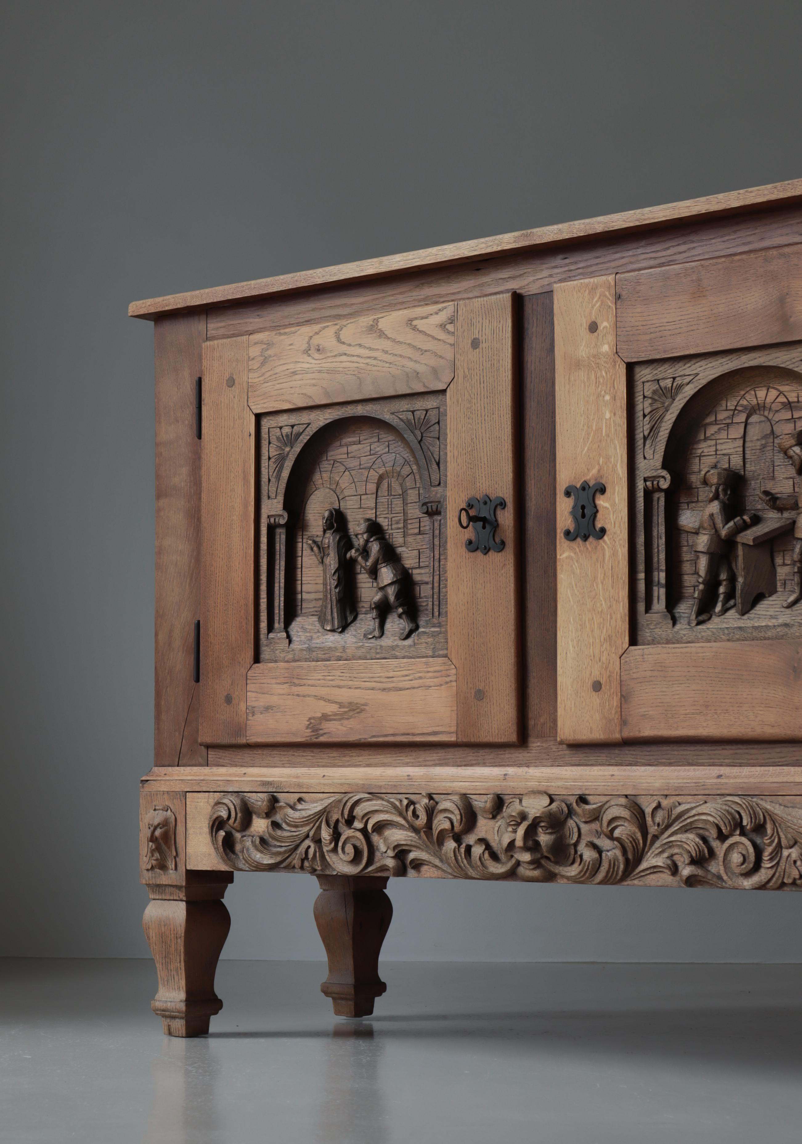 Armario danés de madera de roble tallado estilo Jugend, Dinamarca, años 20 Jugendstil en venta