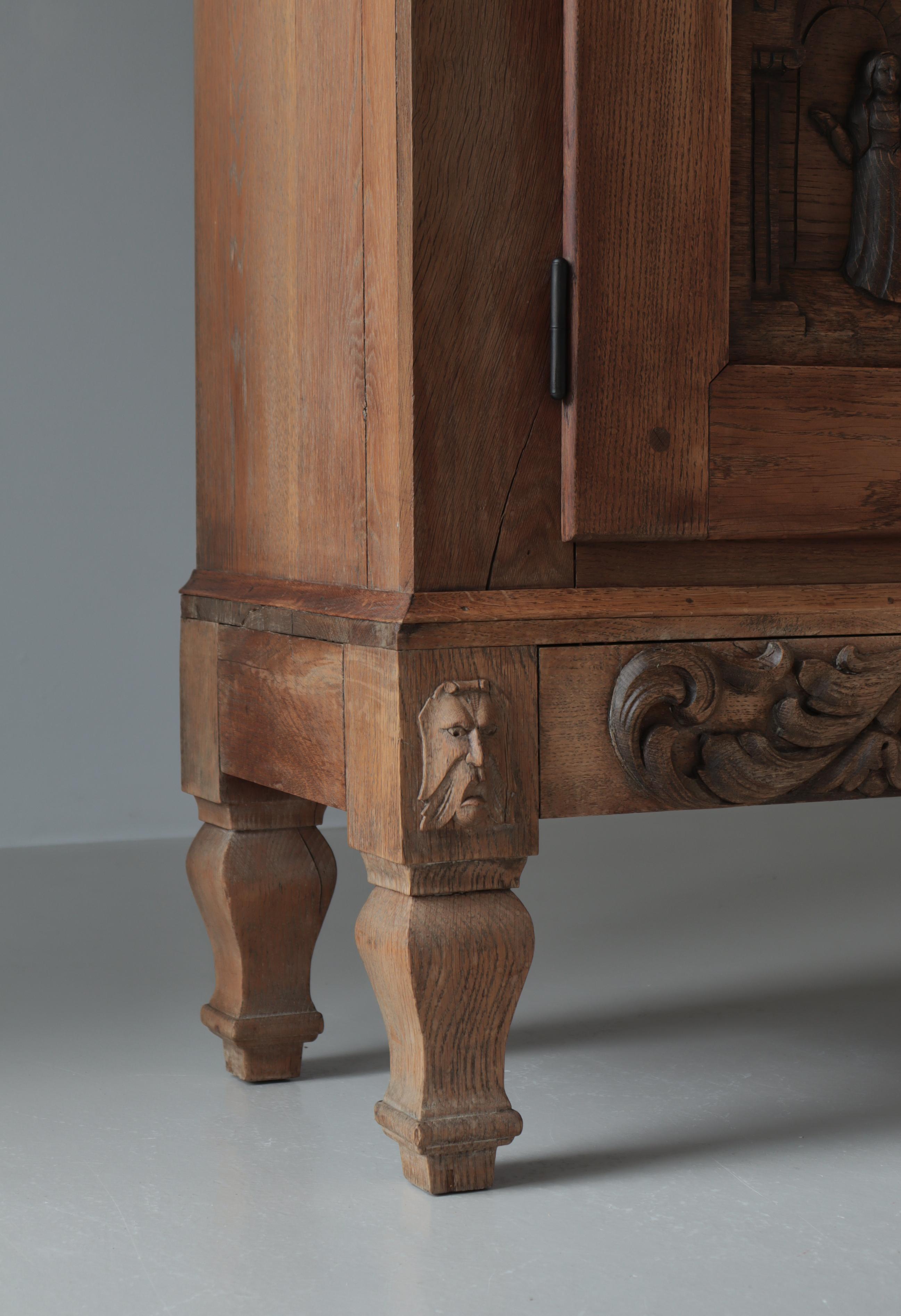 Armario danés de madera de roble tallado estilo Jugend, Dinamarca, años 20 en Bastante bueno estado para la venta en Odense, DK