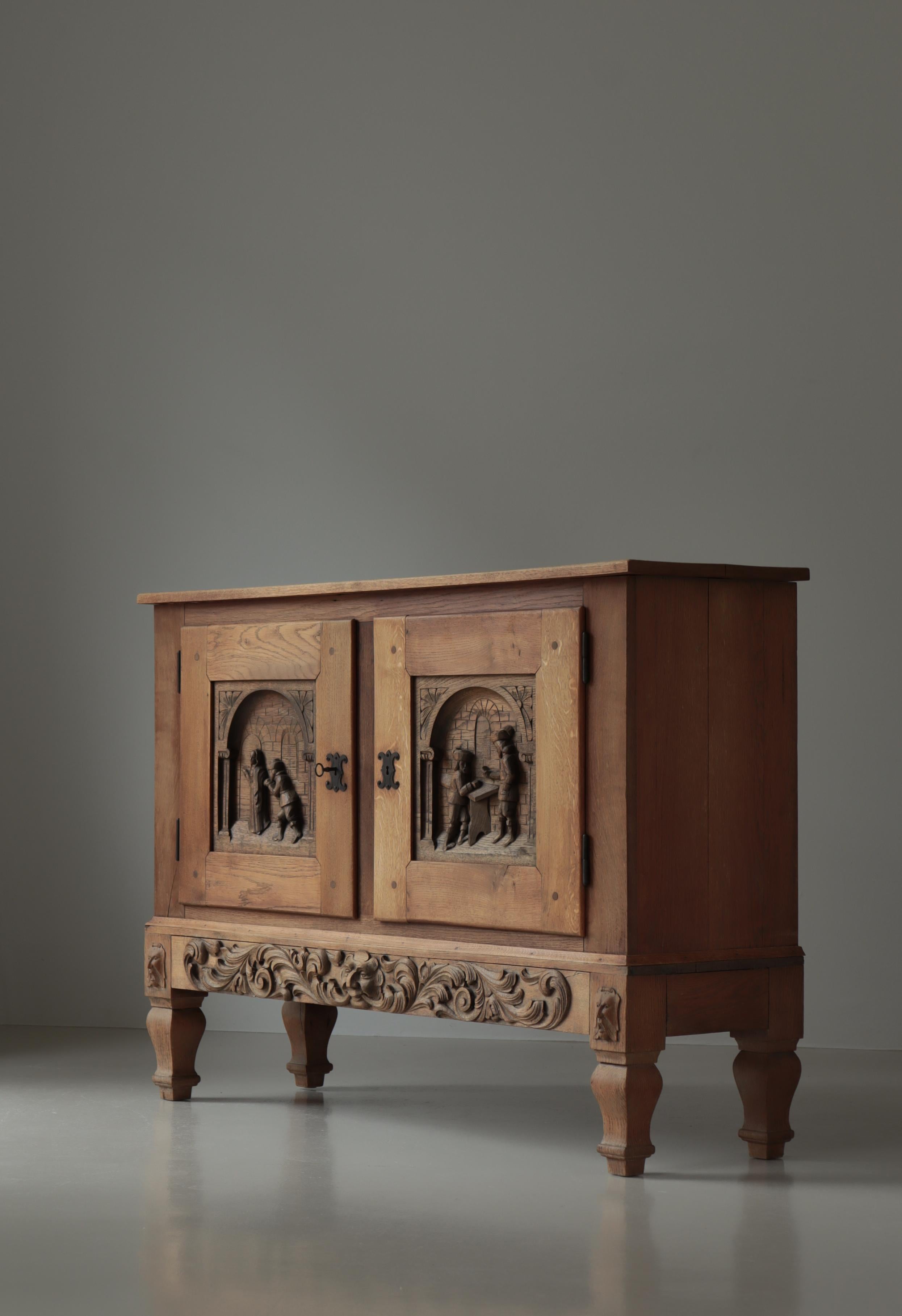 Armario danés de madera de roble tallado estilo Jugend, Dinamarca, años 20 en venta 1