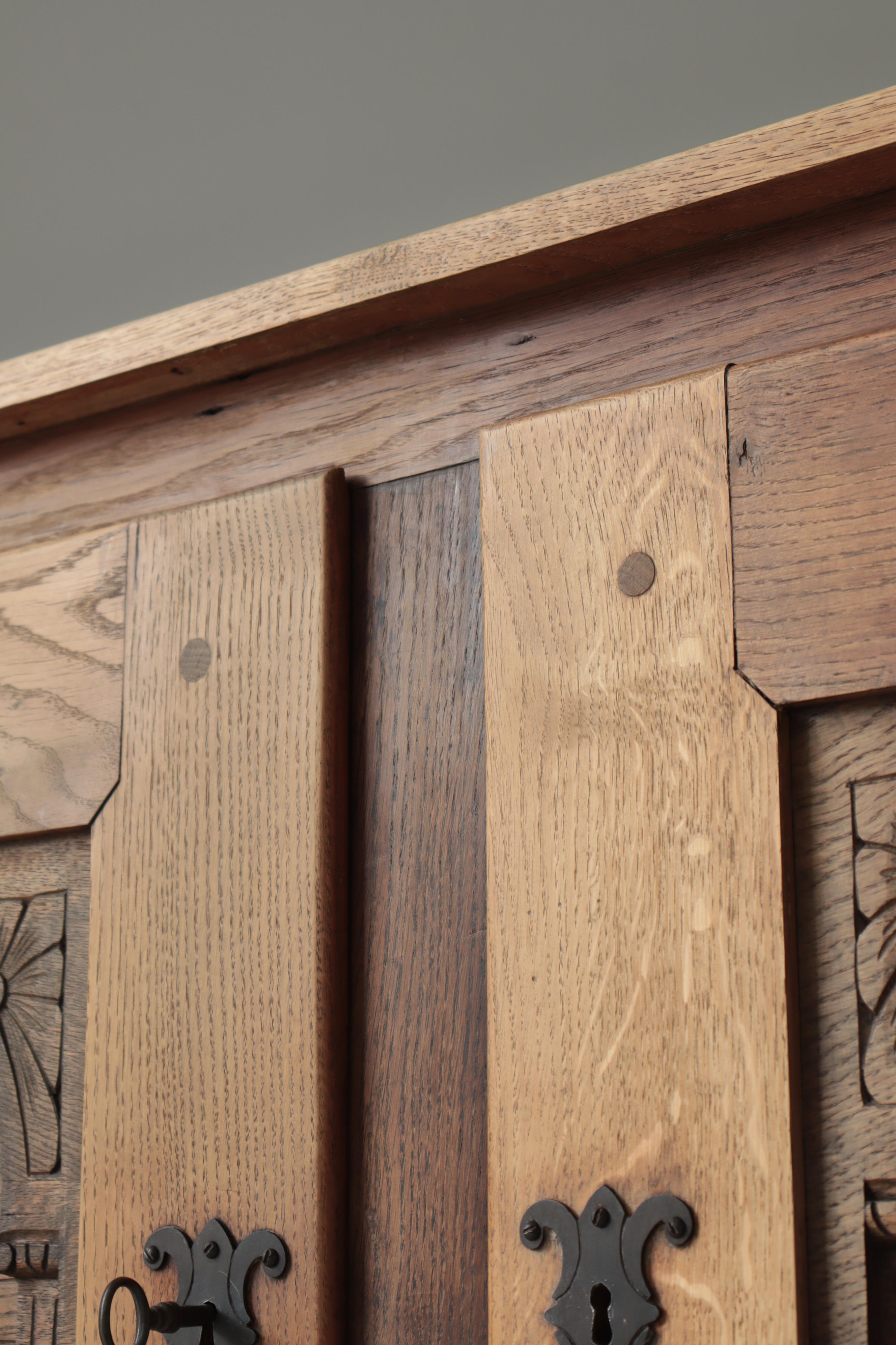 Armario danés de madera de roble tallado estilo Jugend, Dinamarca, años 20 en venta 2