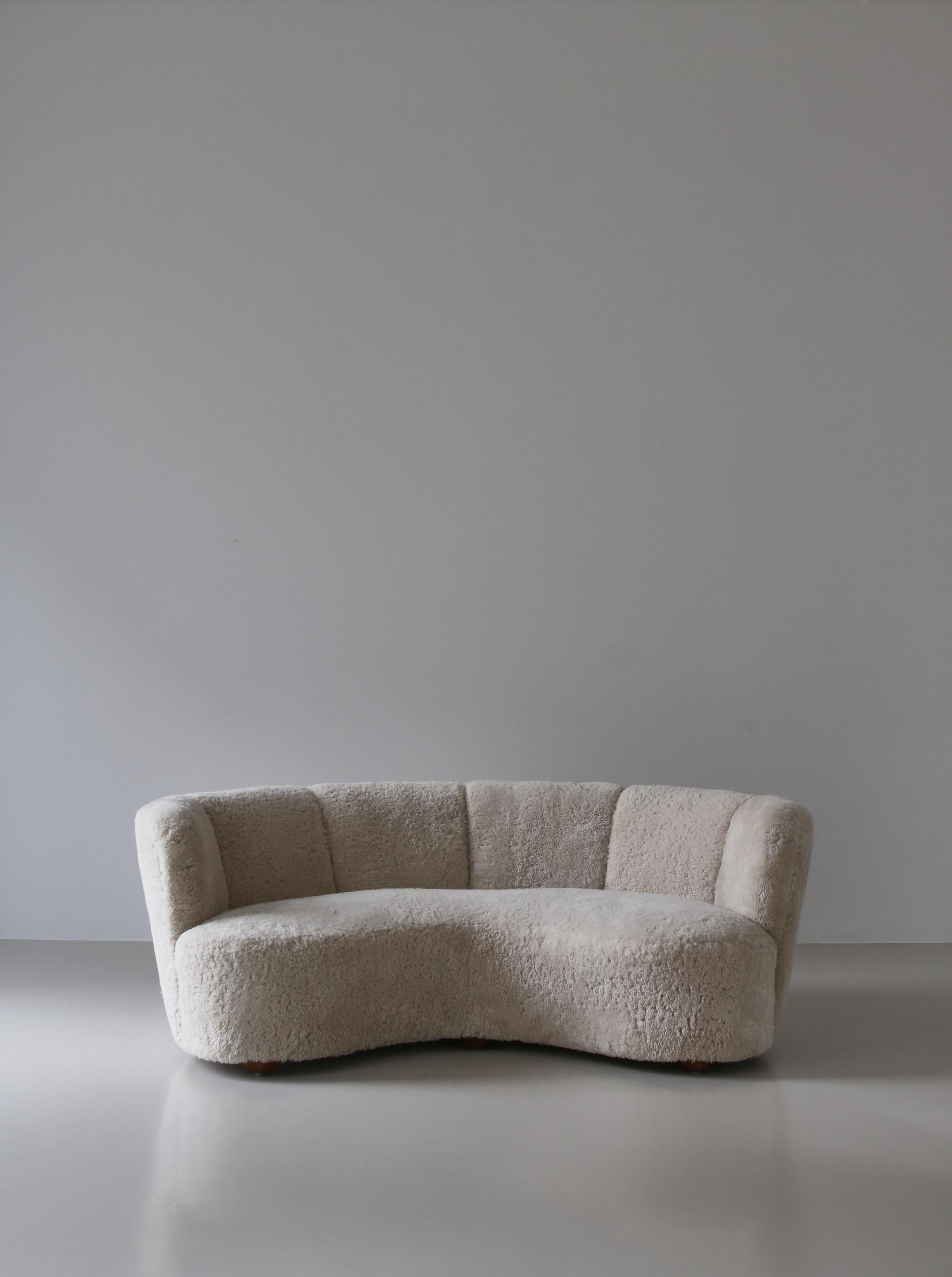 Beautiful and authentic banana sofa made in Denmark in the 1940s by a Danish cabinetmaker. This voluptuous sofa is based on a solid construction of round shapes and curvaceous lines. The seating area and the backrest are organically shaped and