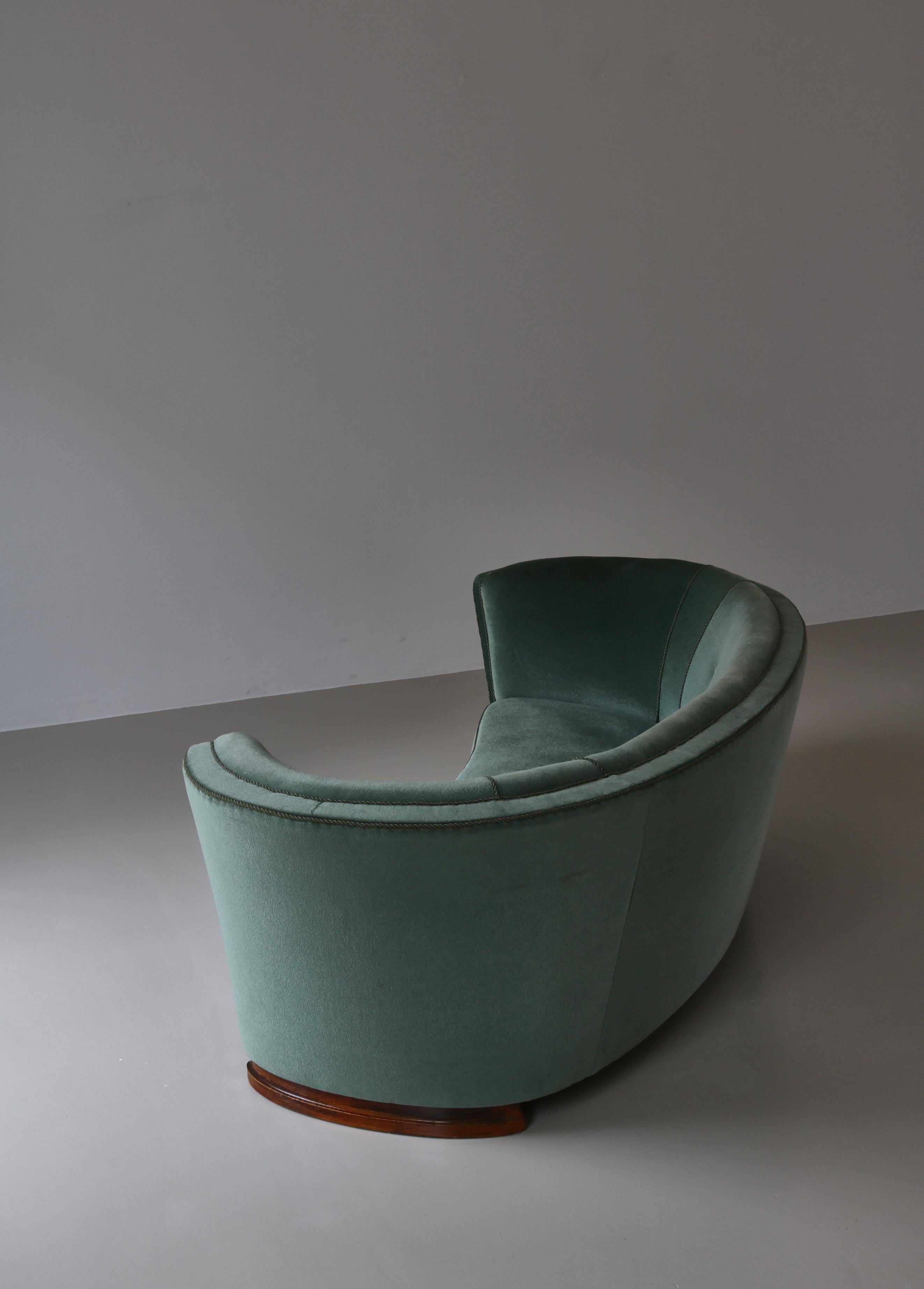 Divano curvo a tre posti degli anni '40 in velluto verde Mohair di un ebanista danese in vendita 3