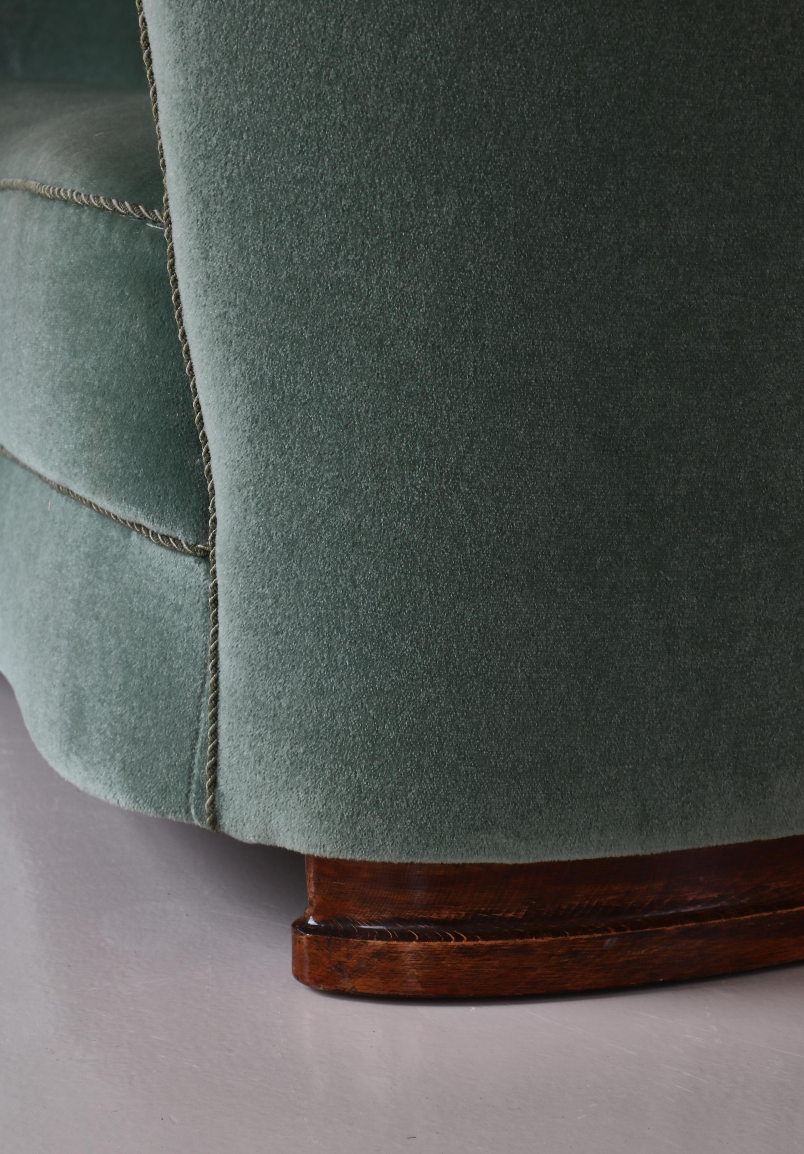 Divano curvo a tre posti degli anni '40 in velluto verde Mohair di un ebanista danese in vendita 5