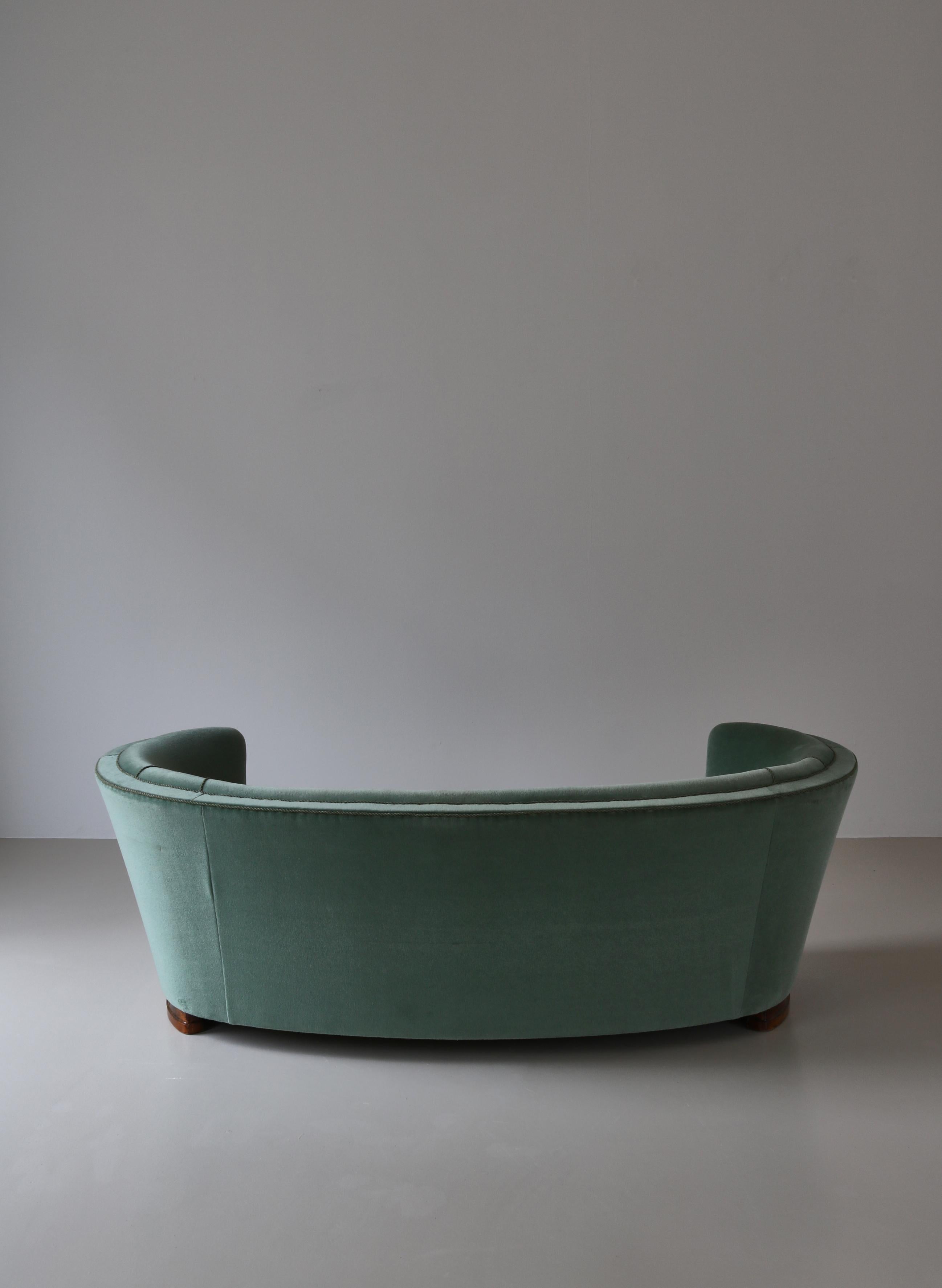 Divano curvo a tre posti degli anni '40 in velluto verde Mohair di un ebanista danese in vendita 6