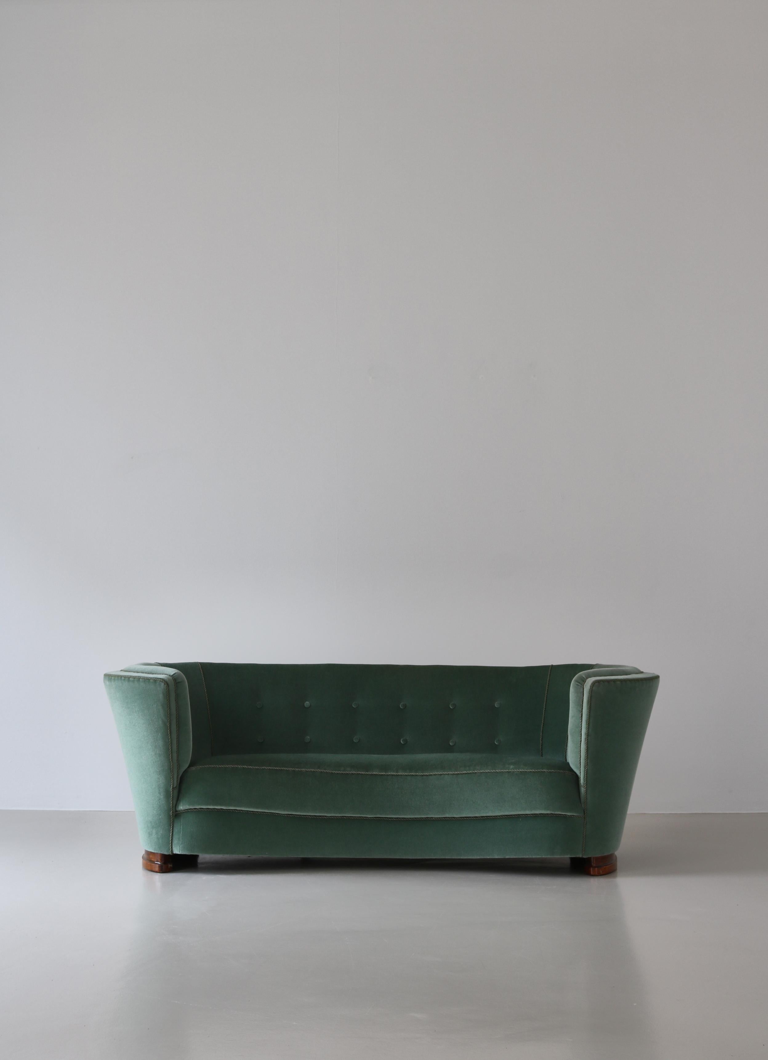 Scandinavo moderno Divano curvo a tre posti degli anni '40 in velluto verde Mohair di un ebanista danese in vendita