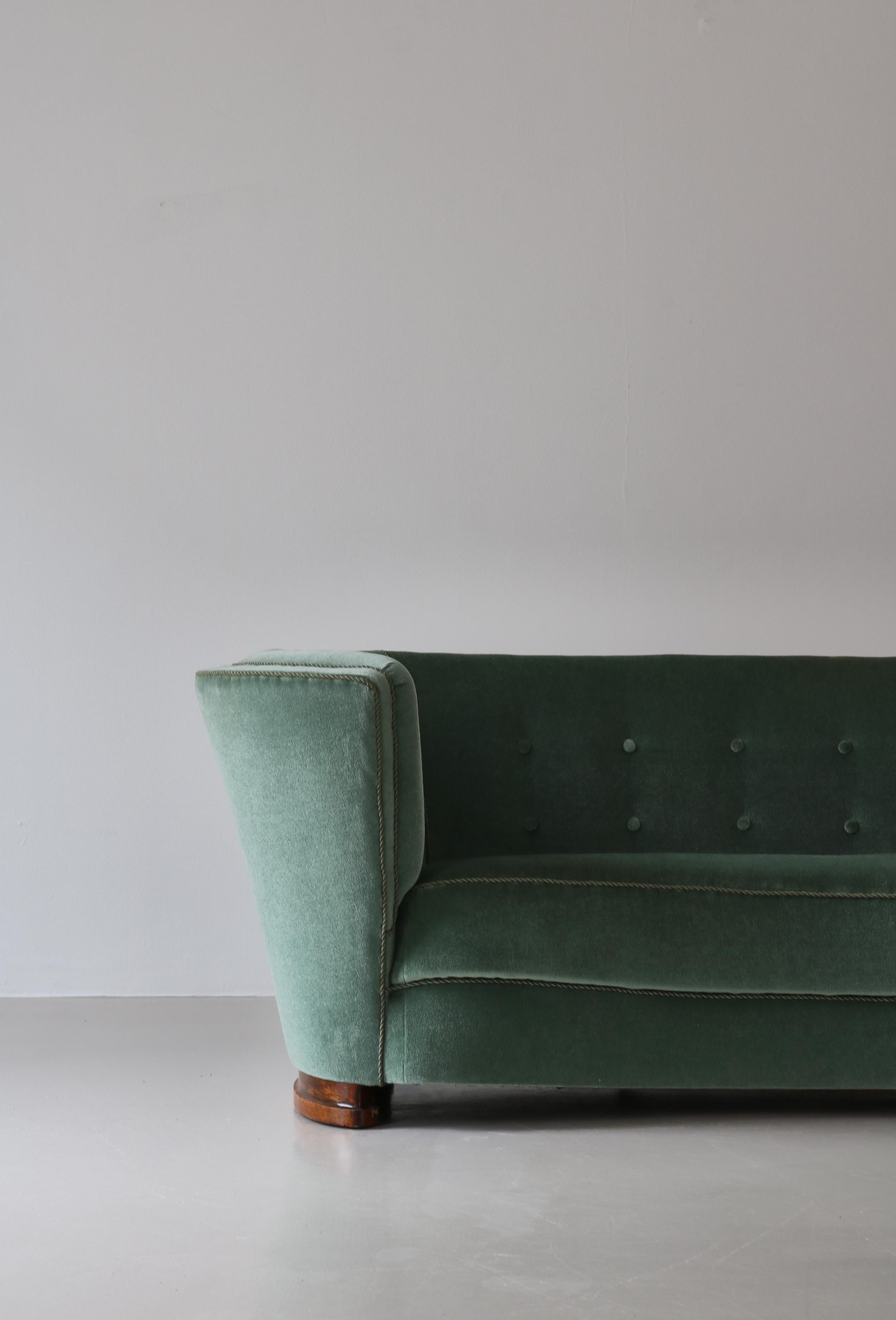 Danese Divano curvo a tre posti degli anni '40 in velluto verde Mohair di un ebanista danese in vendita