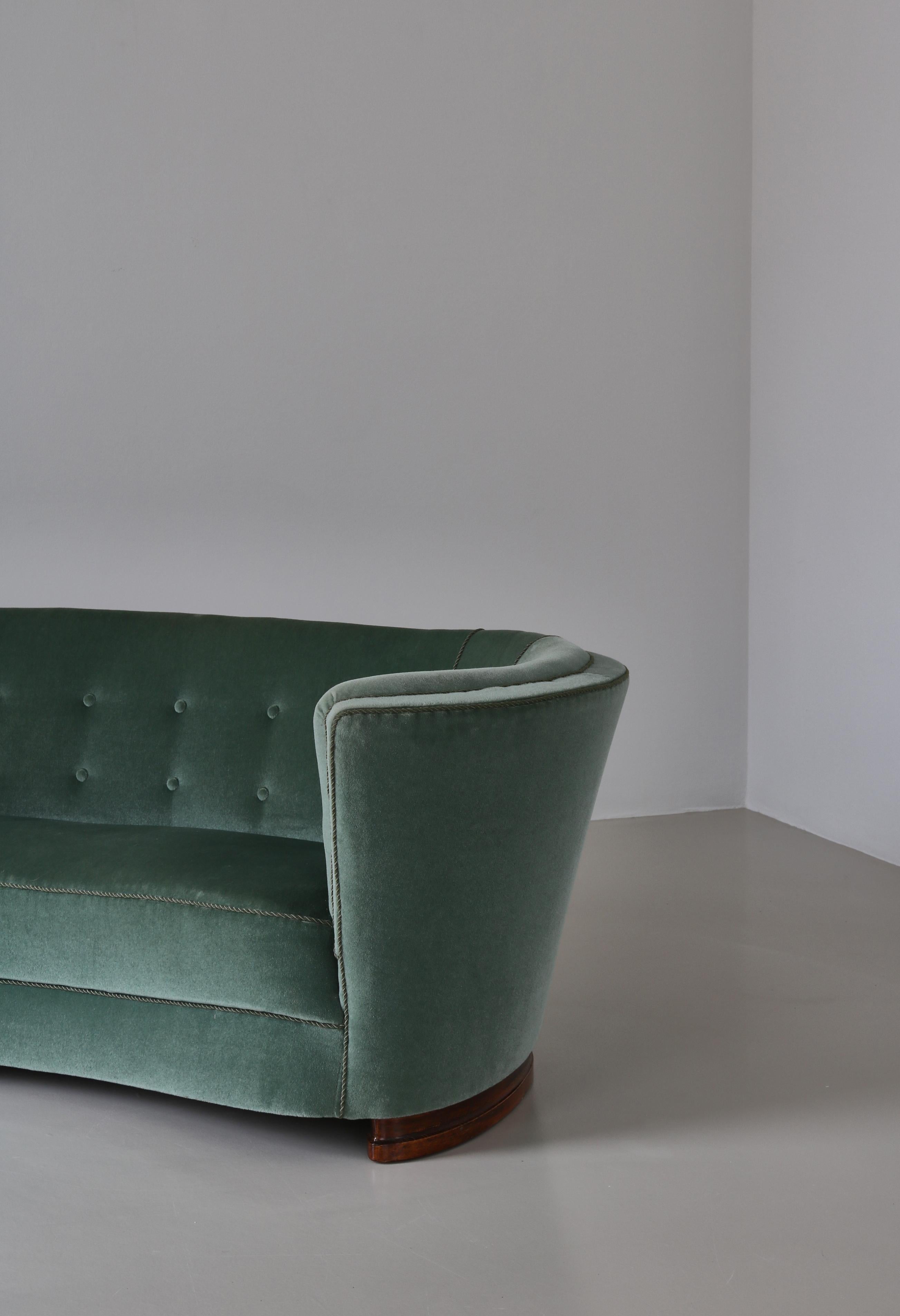 Divano curvo a tre posti degli anni '40 in velluto verde Mohair di un ebanista danese In condizioni buone in vendita a Odense, DK