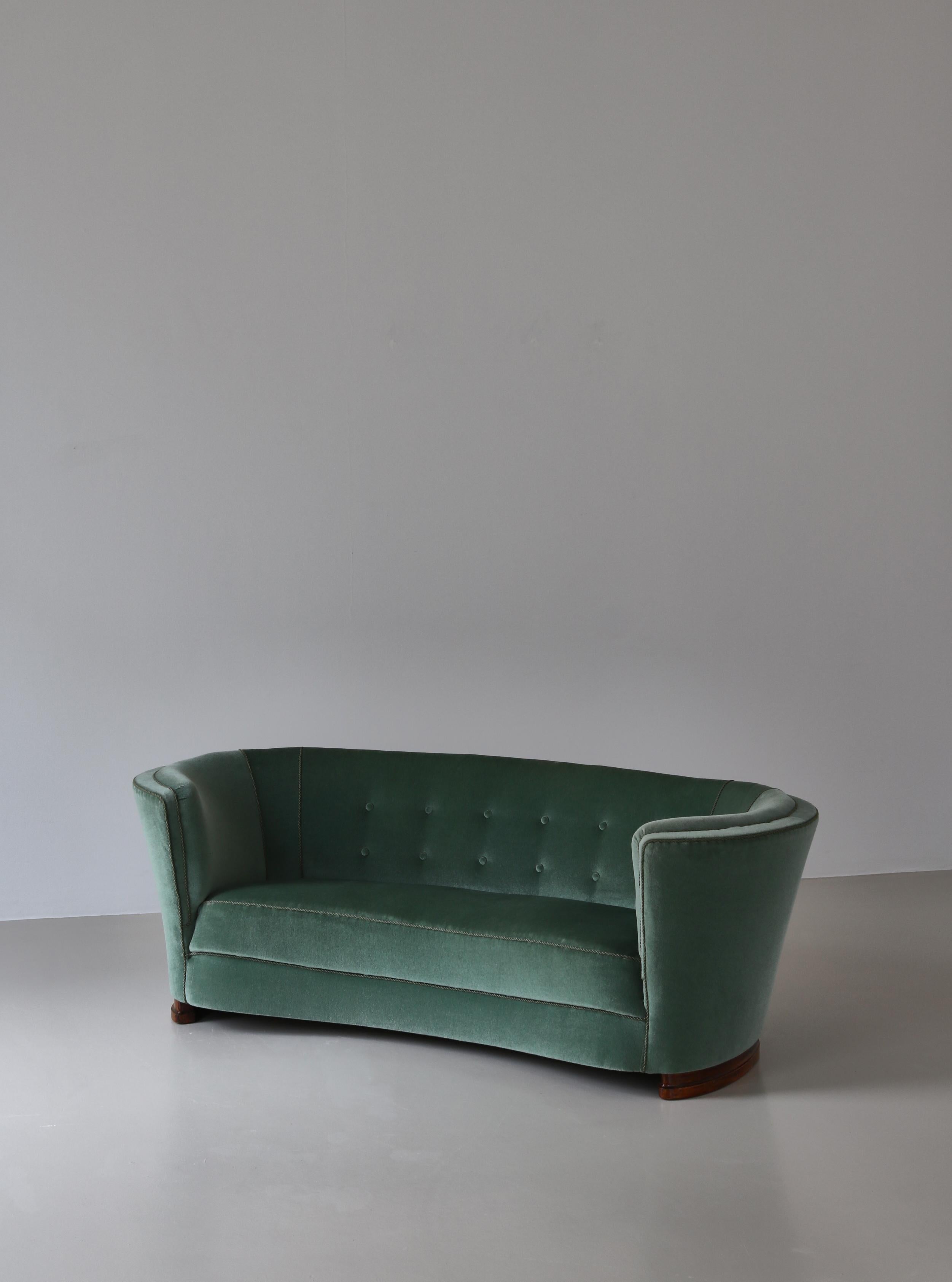 Metà XX secolo Divano curvo a tre posti degli anni '40 in velluto verde Mohair di un ebanista danese in vendita