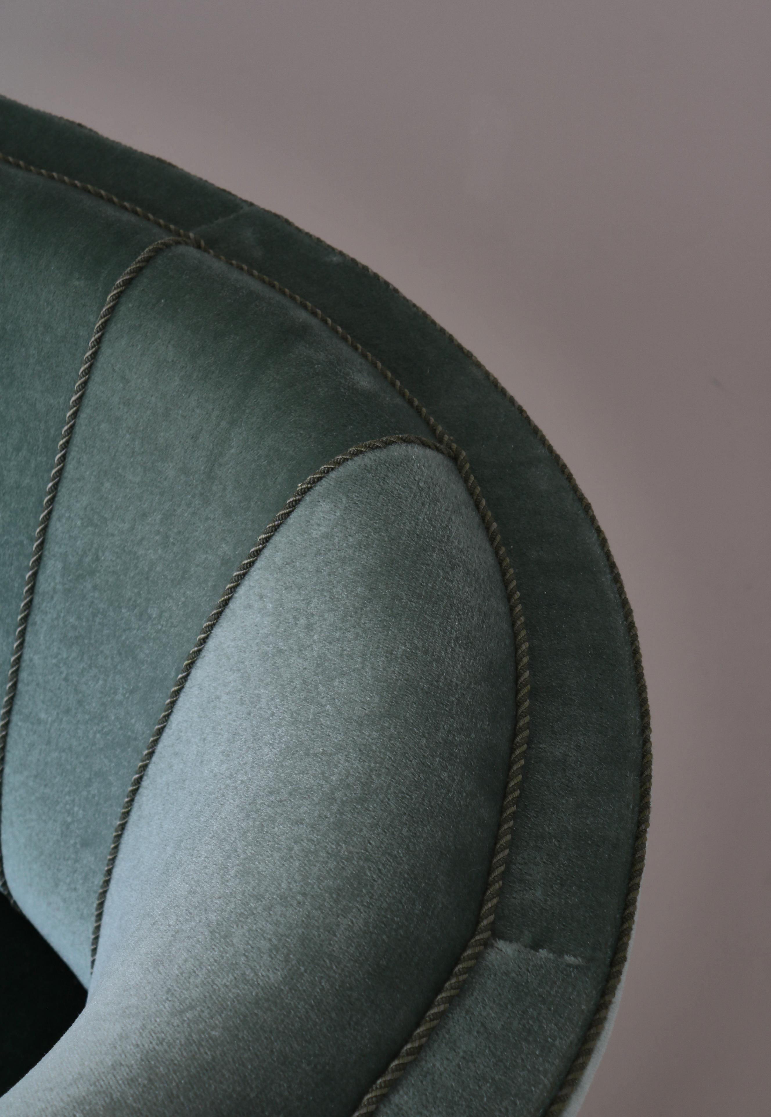 Velluto Divano curvo a tre posti degli anni '40 in velluto verde Mohair di un ebanista danese in vendita