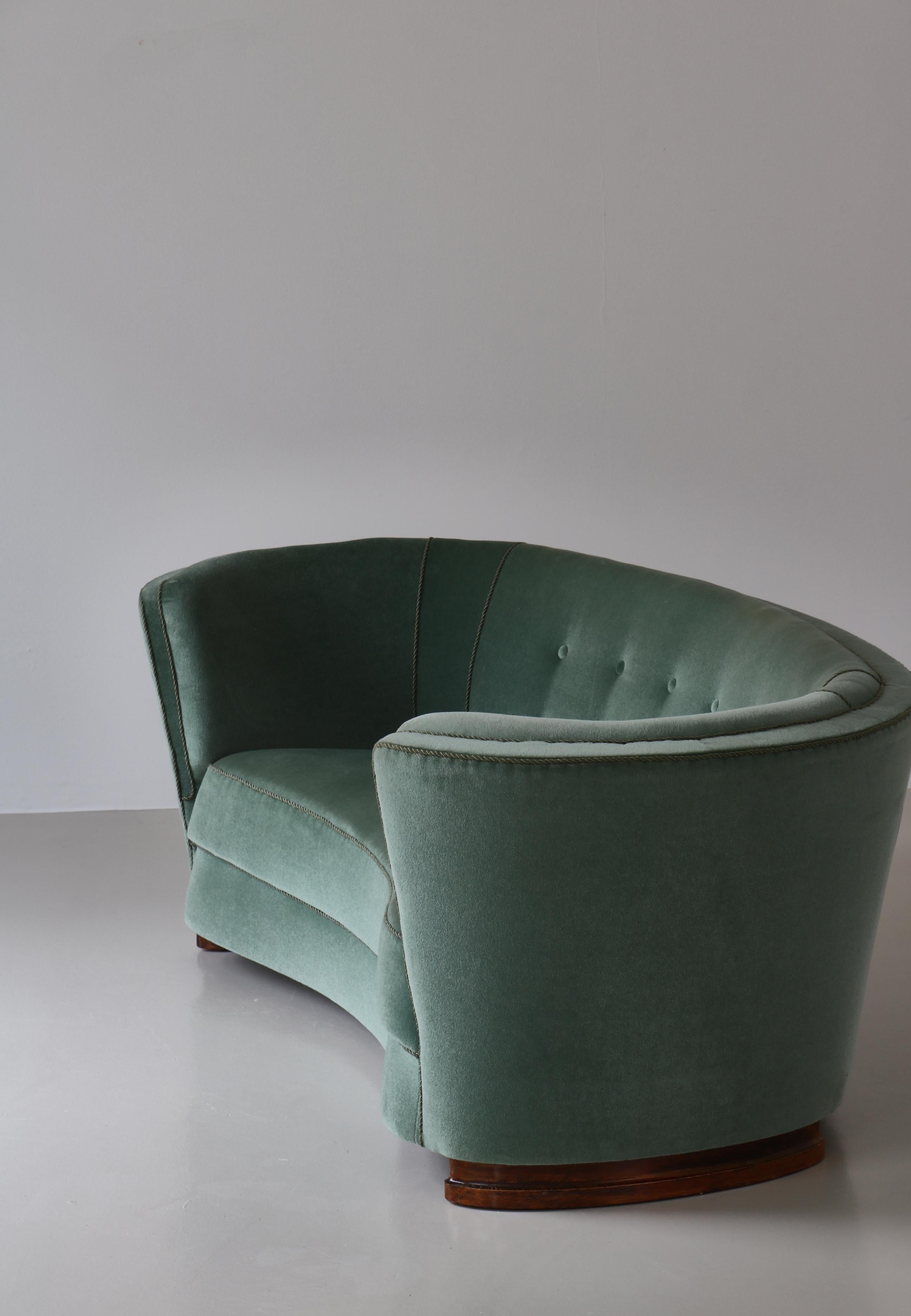 Divano curvo a tre posti degli anni '40 in velluto verde Mohair di un ebanista danese in vendita 1