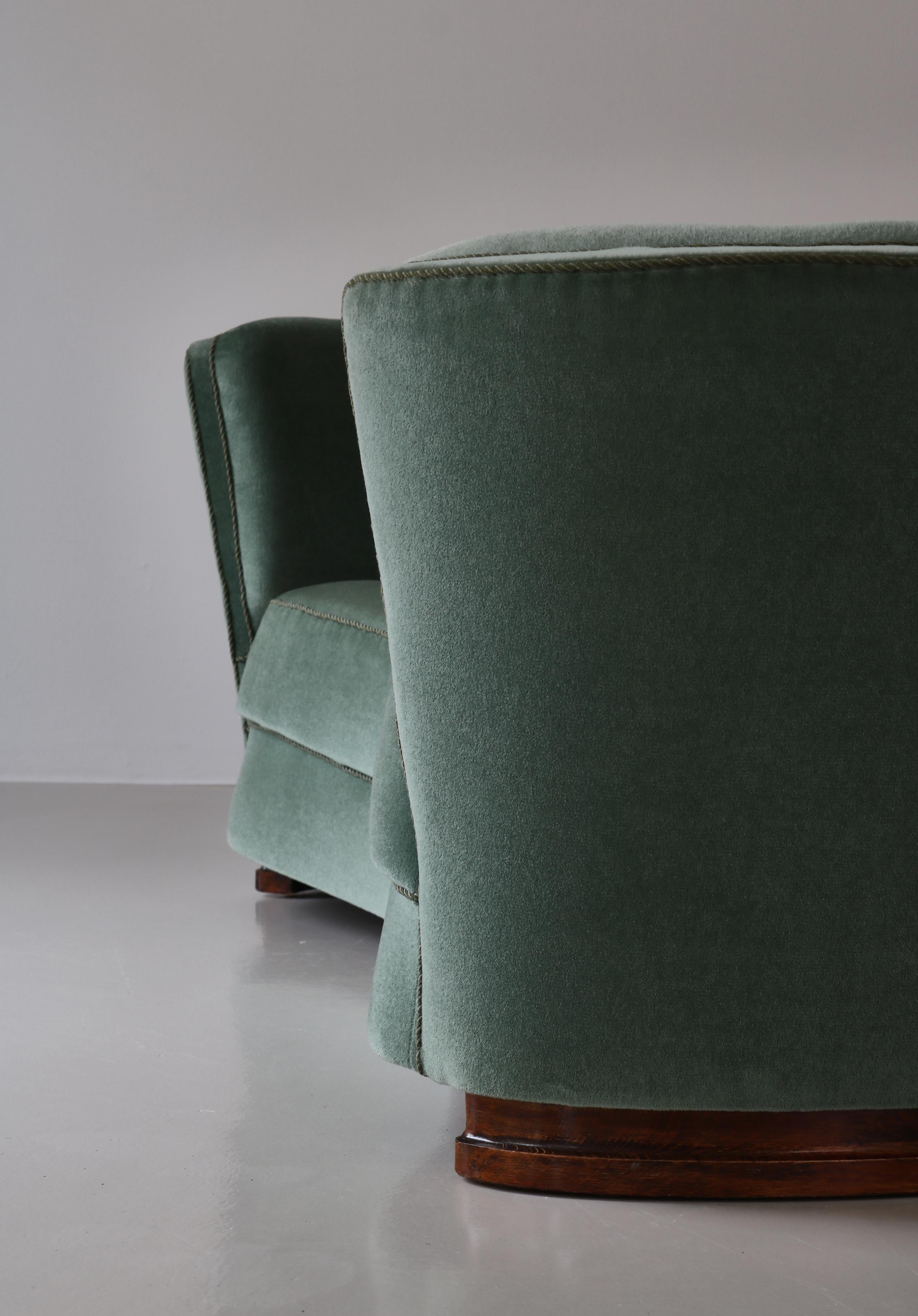 Divano curvo a tre posti degli anni '40 in velluto verde Mohair di un ebanista danese in vendita 2