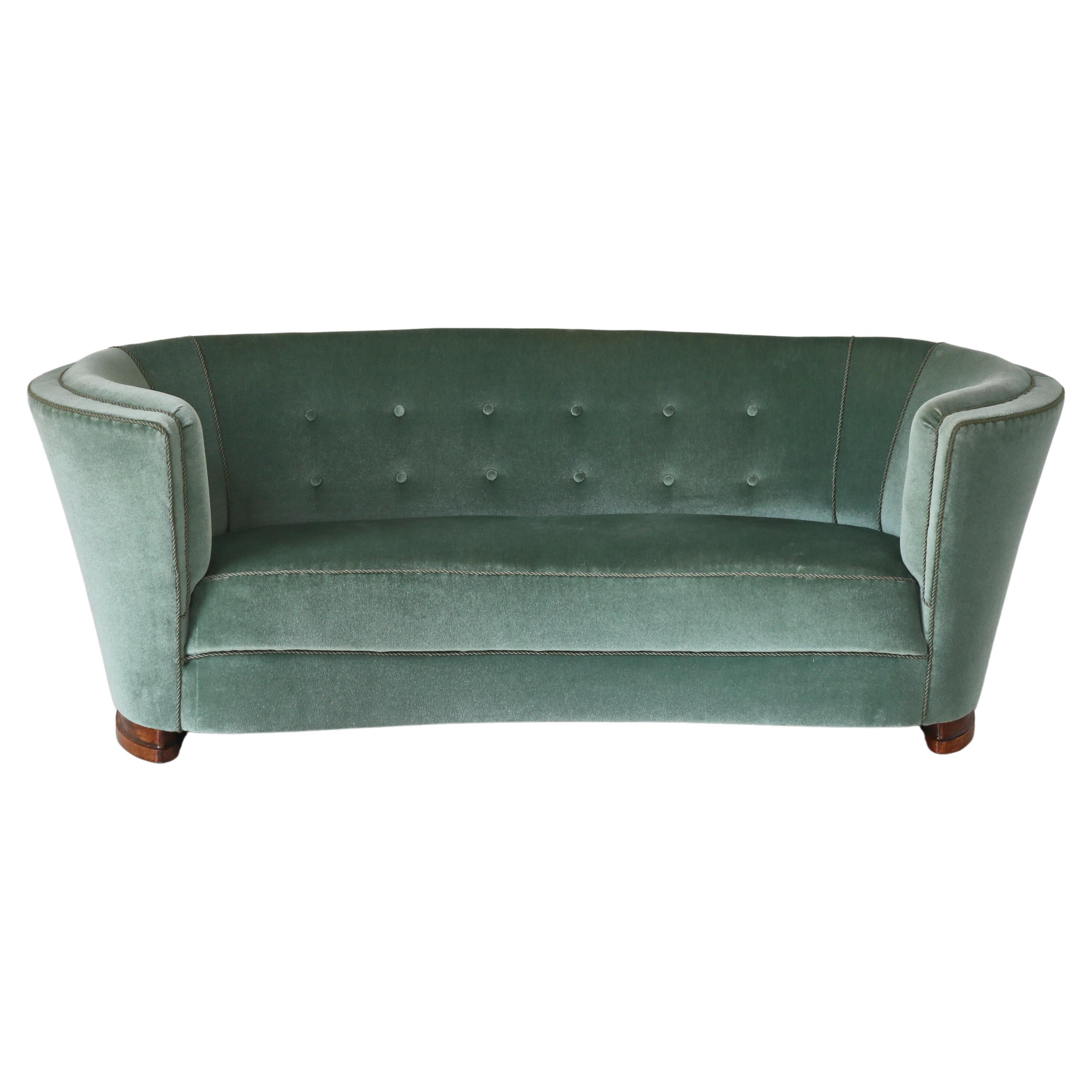 Dänisches geschwungenes Dreisitzer-Sofa aus grünem Samt-Mohair von Schreiner, 1940er Jahre