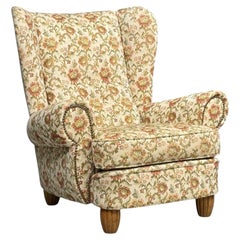 Ebanista danese, grande poltrona con schienale ad ali, tessuto a motivi floreali, legno, Danimarca, anni '50