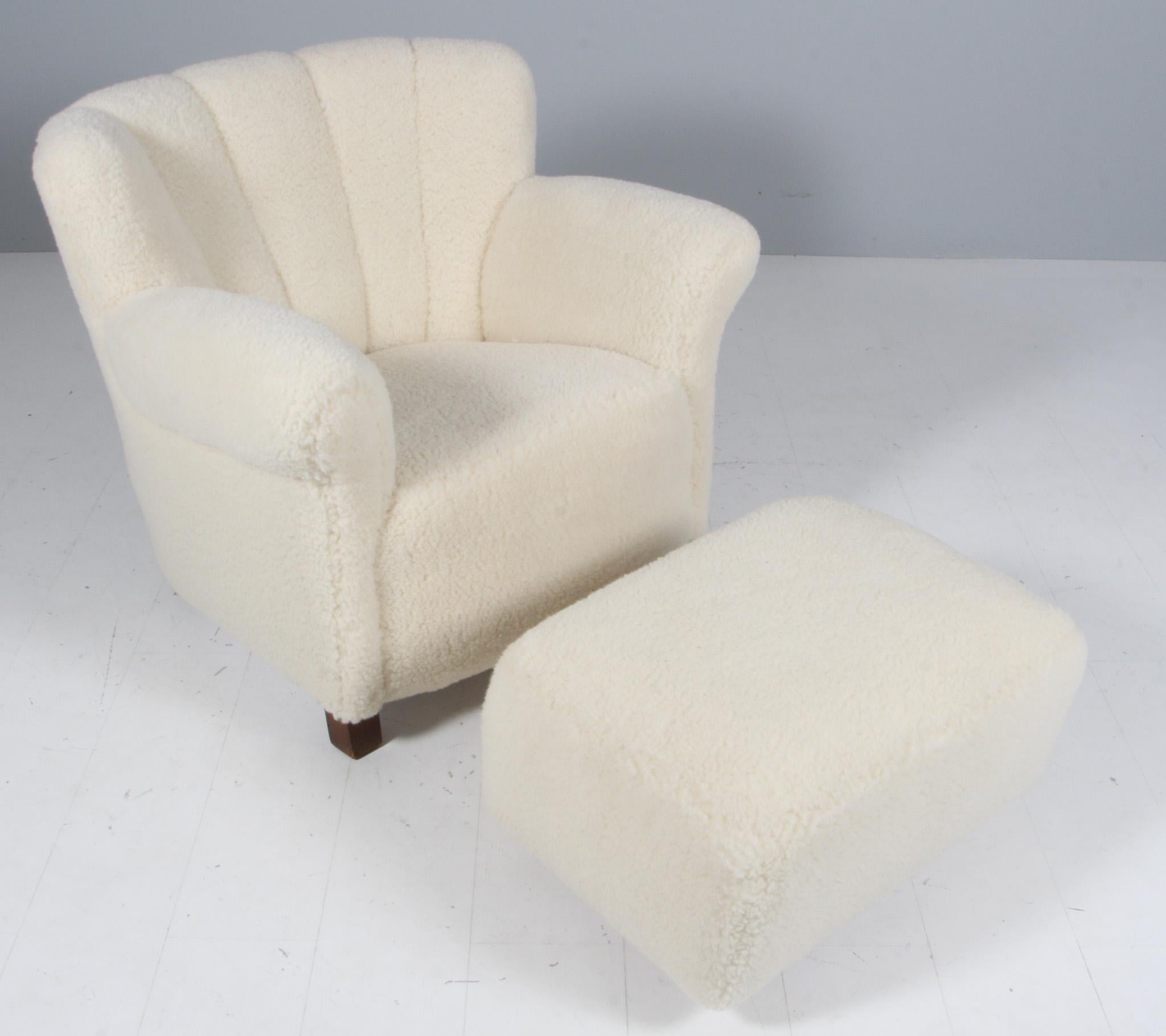 Sedia da salotto e pouf in lana d'agnello di un ebanista danese

Gambe in faggio tinto.

Realizzato negli anni '40.

 