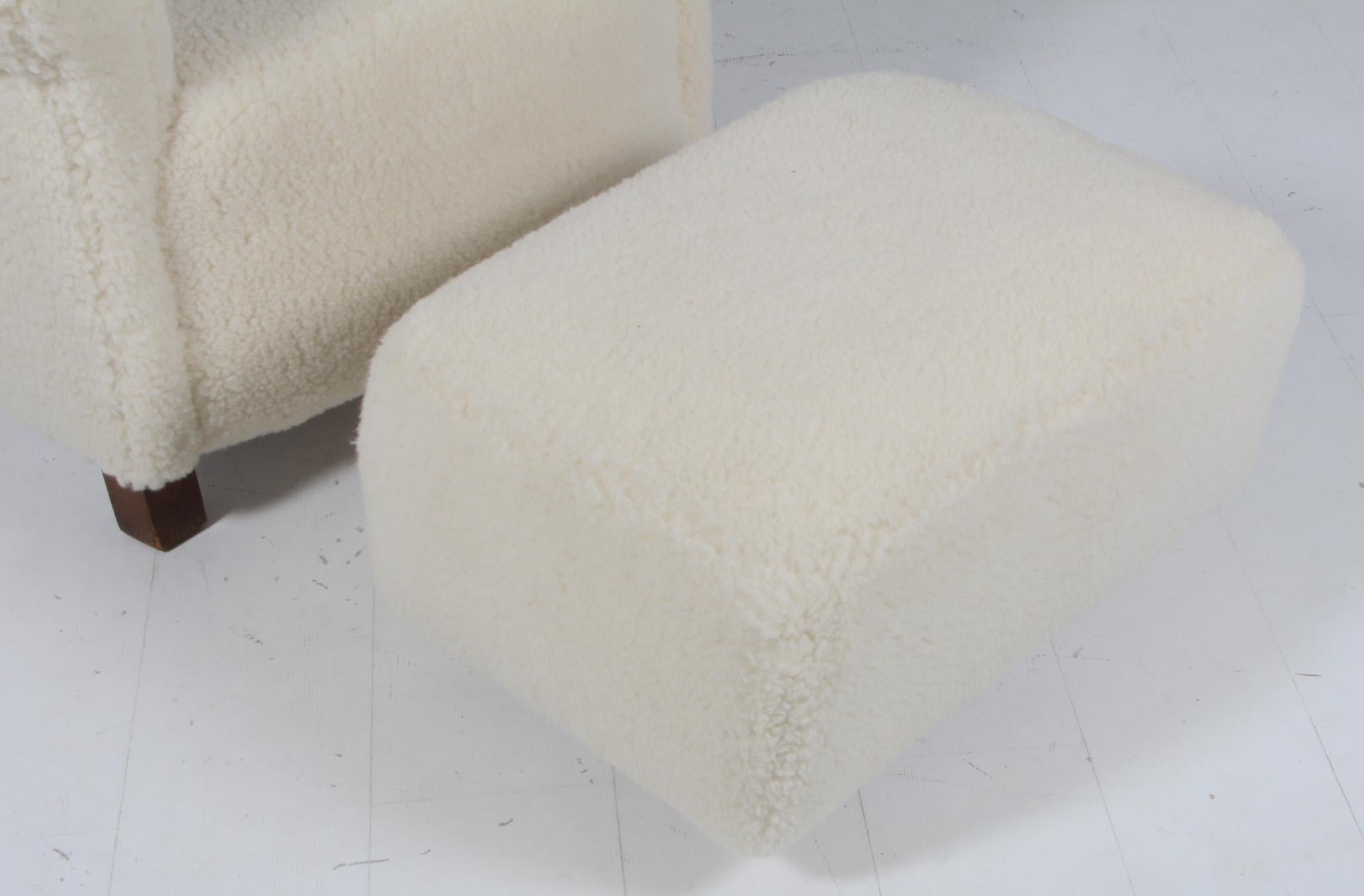 Scandinavo moderno Ebanista danese, poltrona e pouf in lana d'agnello, anni '40 in vendita