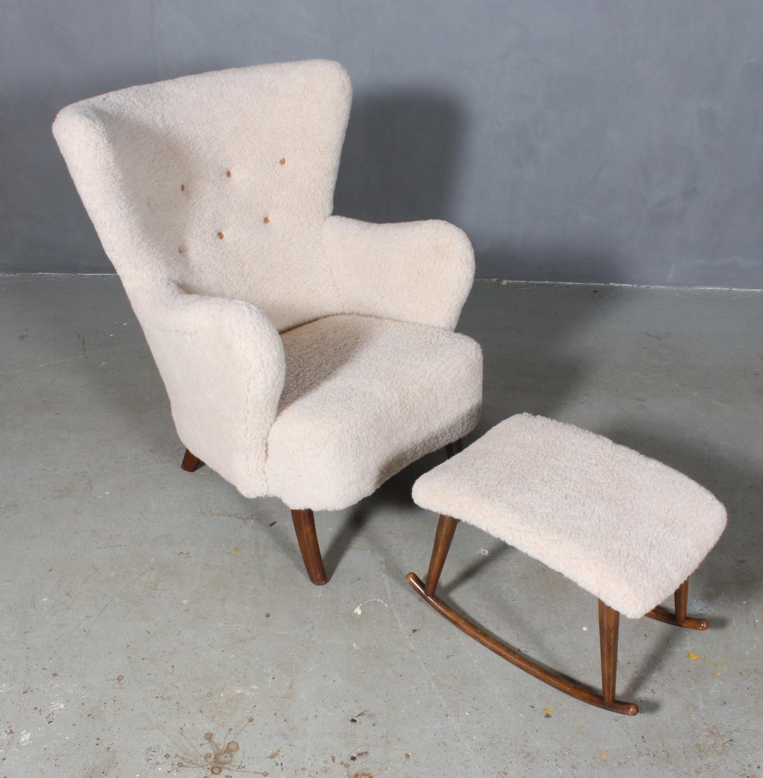 Danish cabinetmaker lounge chair and ottoman new upholstered with lambwool. Buttons of leather.

Legs of stained beech.

Made in the 1940s.

  