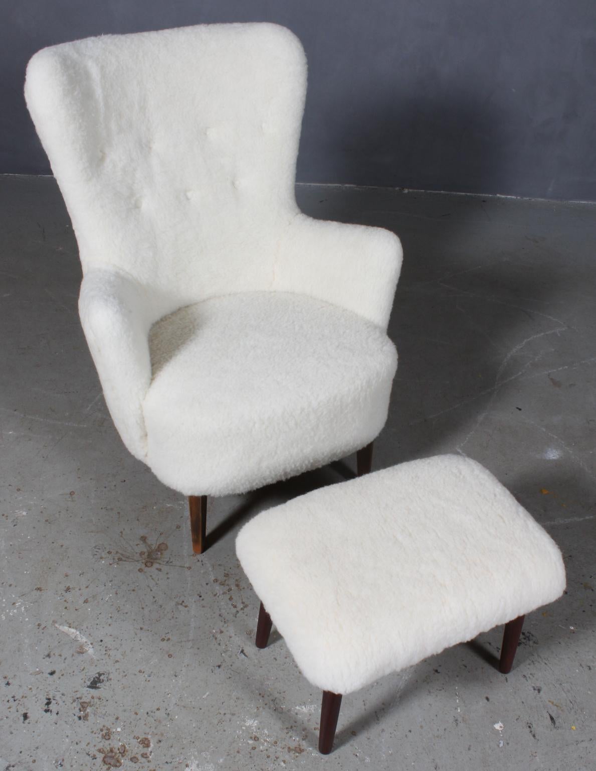 Danish cabinetmaker lounge chair and ottoman new upholstered with lambwool.

Legs of stained beech.

Made in the 1940s.

 