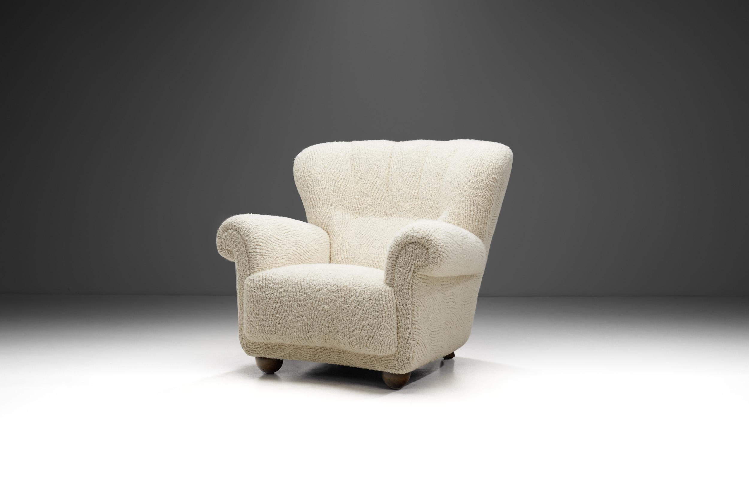 Este precioso sillón de ebanista danés evoca la cima del diseño moderno danés de mediados de siglo. Gracias a su forma curvada, este modelo es excepcionalmente acogedor y elegante. Las sillas curvadas como ésta son piezas llamativas en cualquier