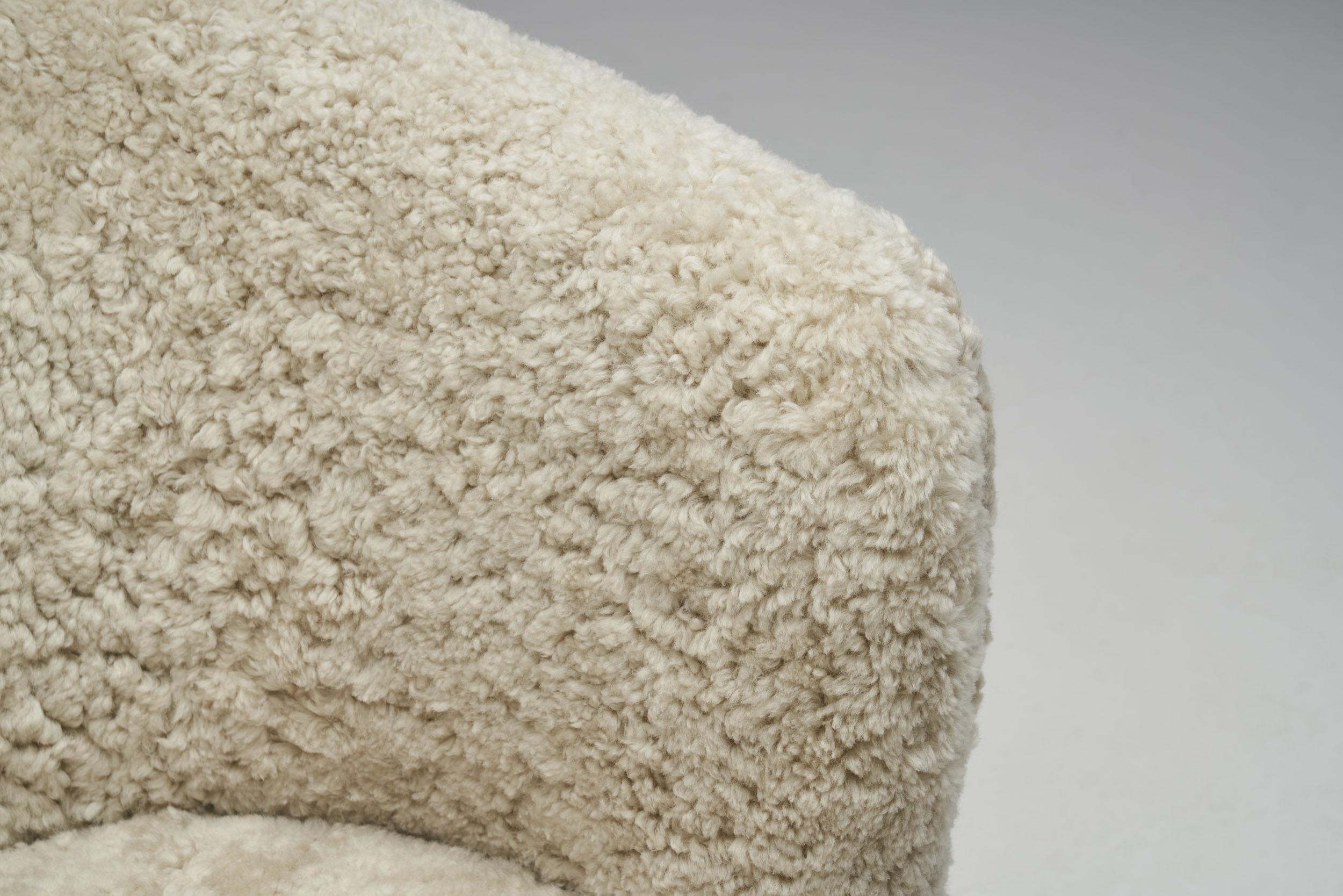 Danish Cabinetmaker Lounge Chair in Sheepskin, Denmark 1940s im Angebot 3