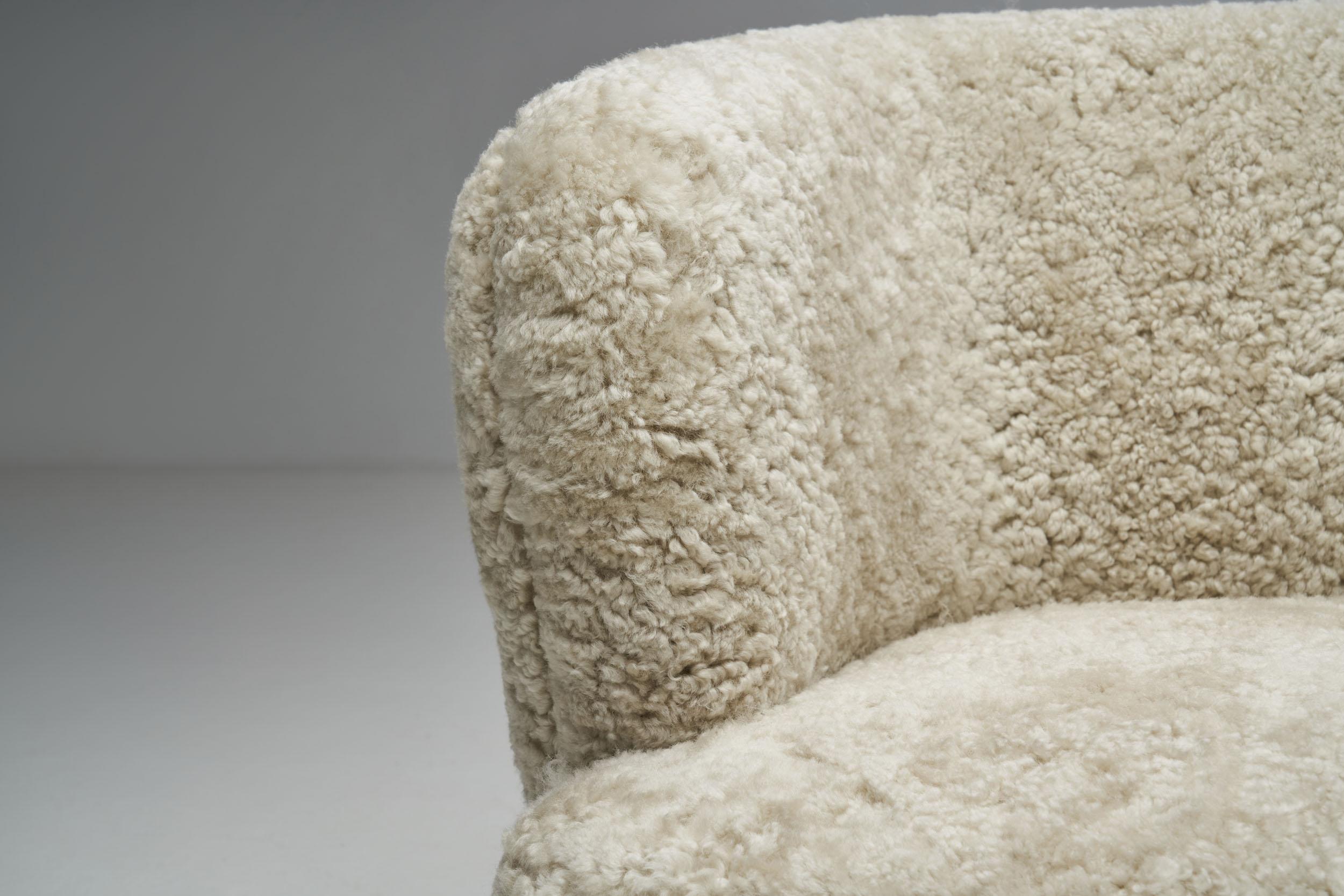 Danish Cabinetmaker Lounge Chair in Sheepskin, Denmark 1940s im Angebot 4