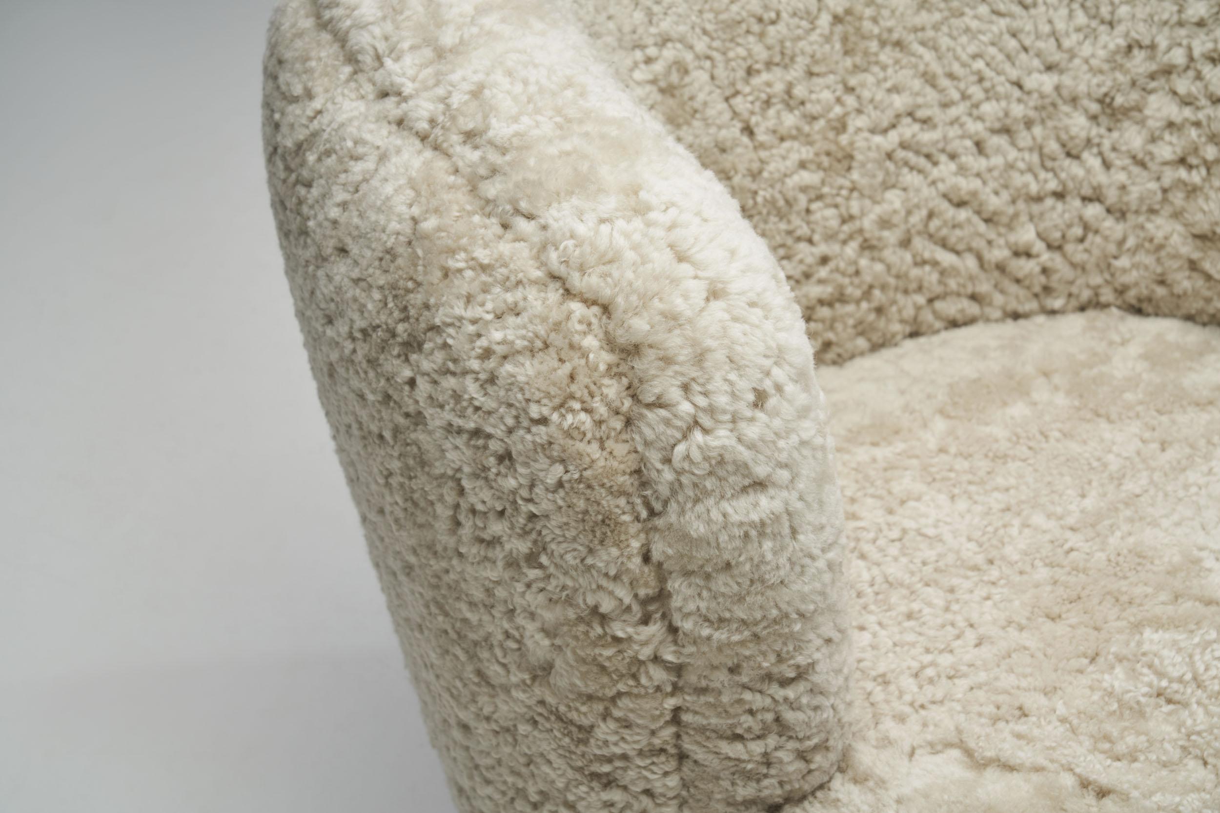 Danish Cabinetmaker Lounge Chair in Sheepskin, Denmark 1940s im Angebot 5