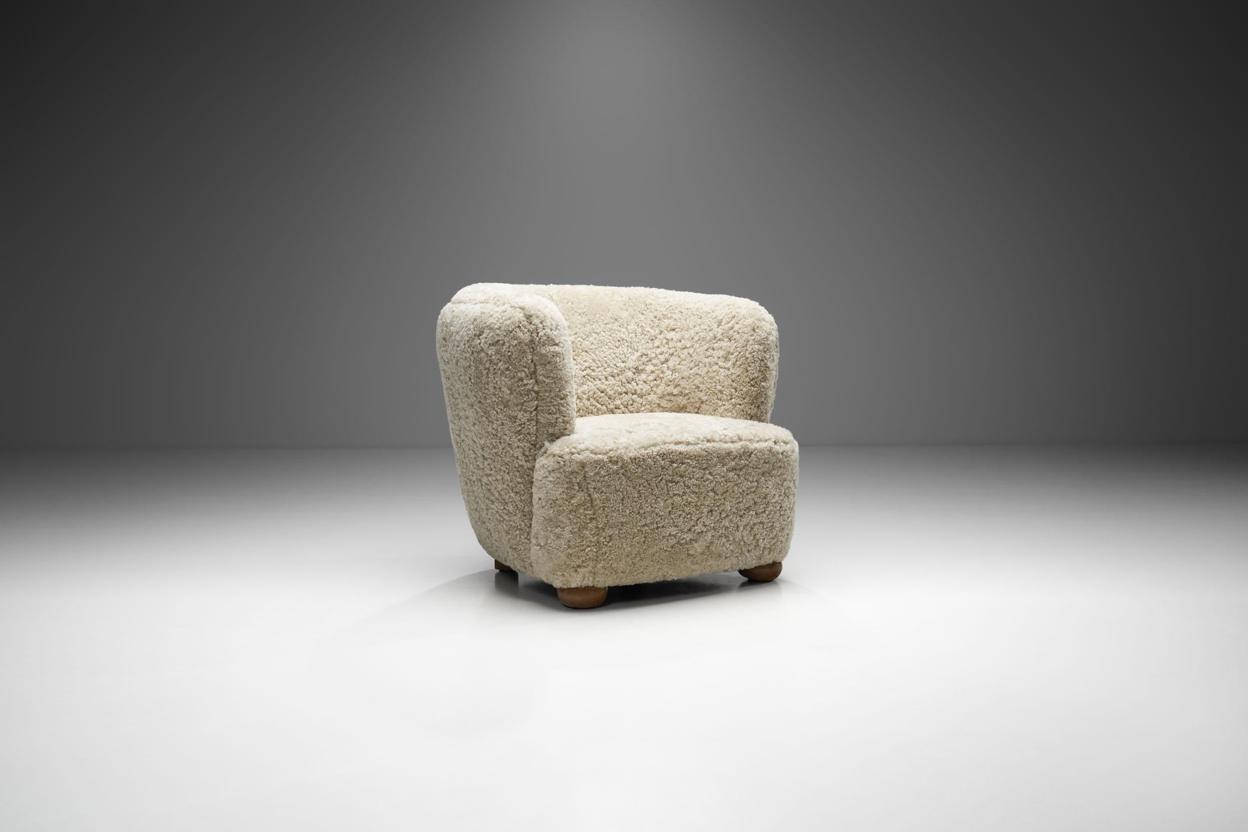 Danish Cabinetmaker Lounge Chair in Sheepskin, Denmark 1940s (Moderne der Mitte des Jahrhunderts) im Angebot