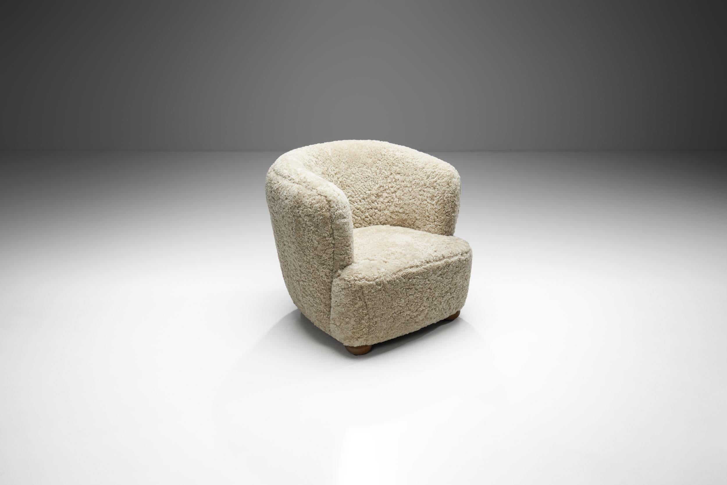 Danish Cabinetmaker Lounge Chair in Sheepskin, Denmark 1940s (Dänisch) im Angebot