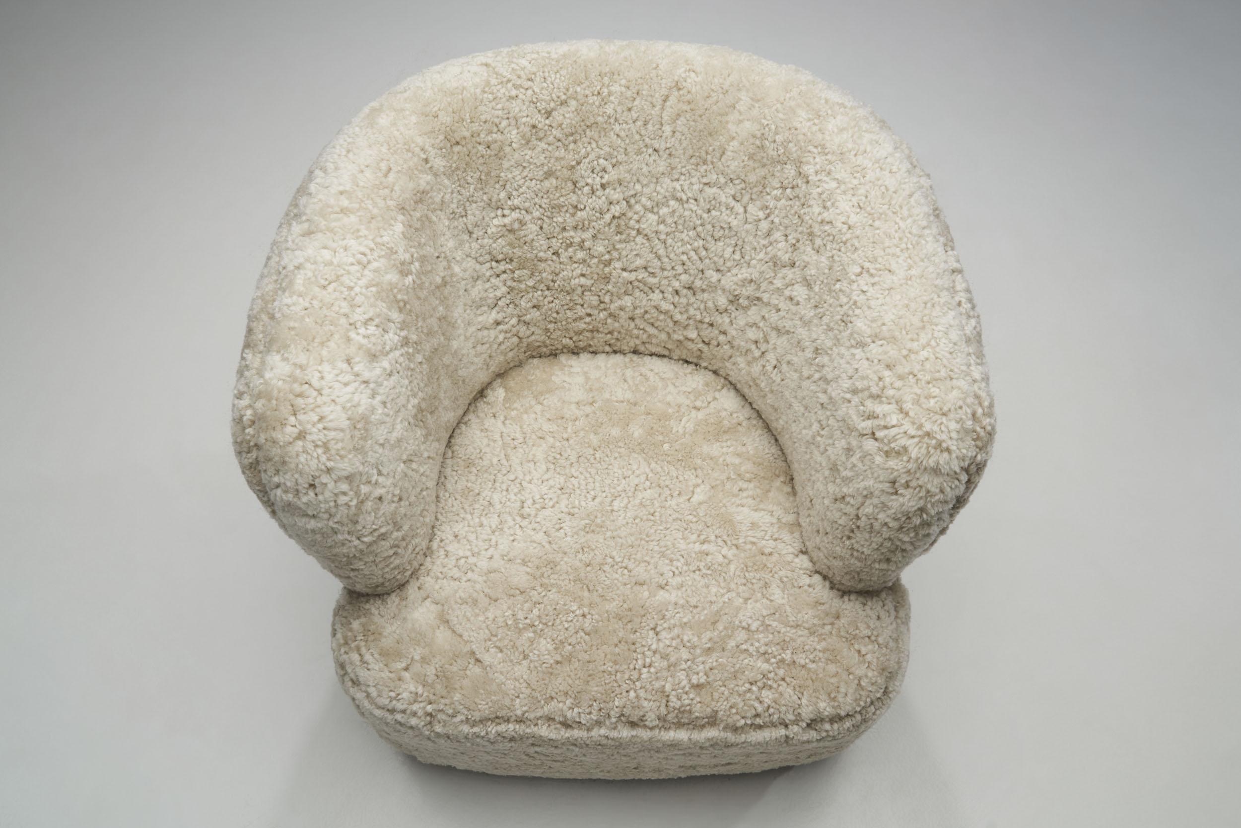 Danish Cabinetmaker Lounge Chair in Sheepskin, Denmark 1940s (Mitte des 20. Jahrhunderts) im Angebot