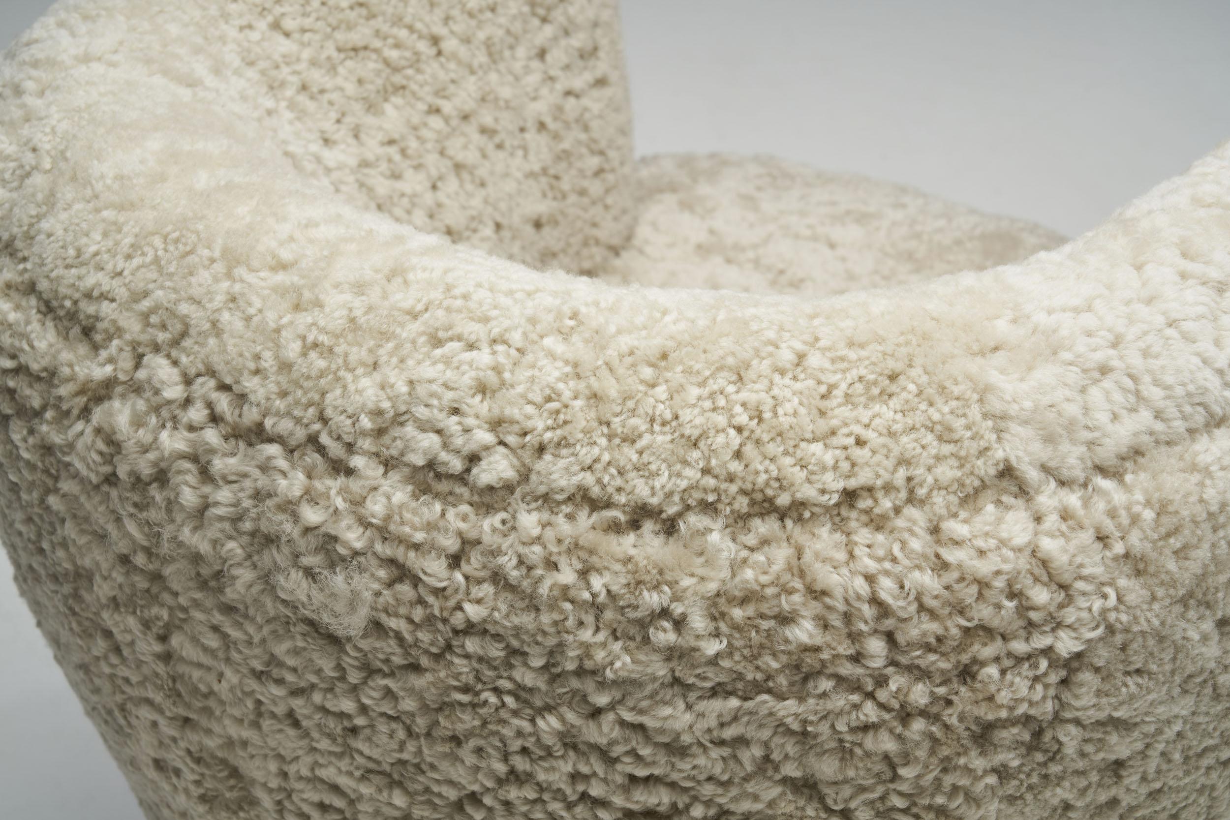 Danish Cabinetmaker Lounge Chair in Sheepskin, Denmark 1940s im Angebot 1