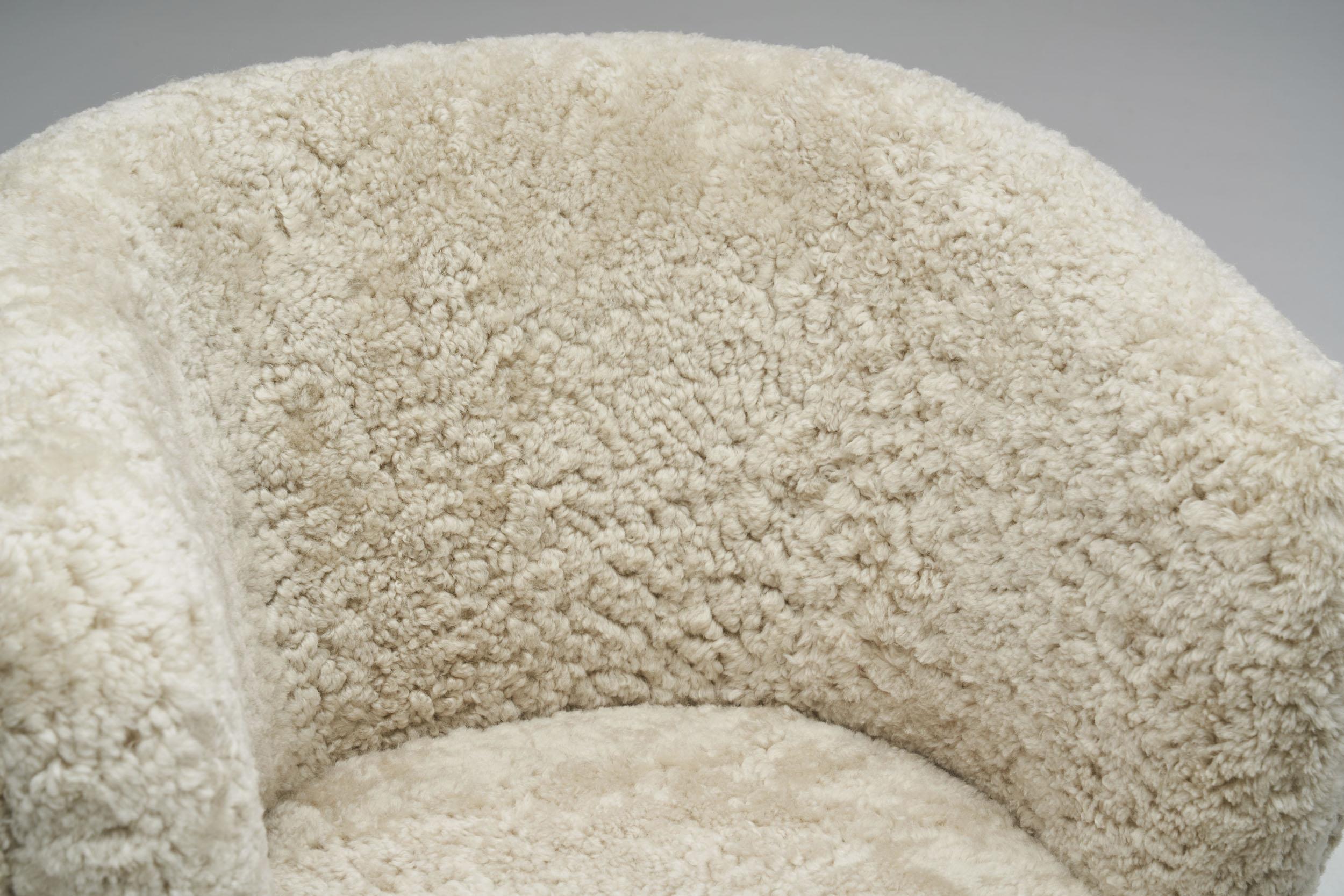 Danish Cabinetmaker Lounge Chair in Sheepskin, Denmark 1940s im Angebot 2