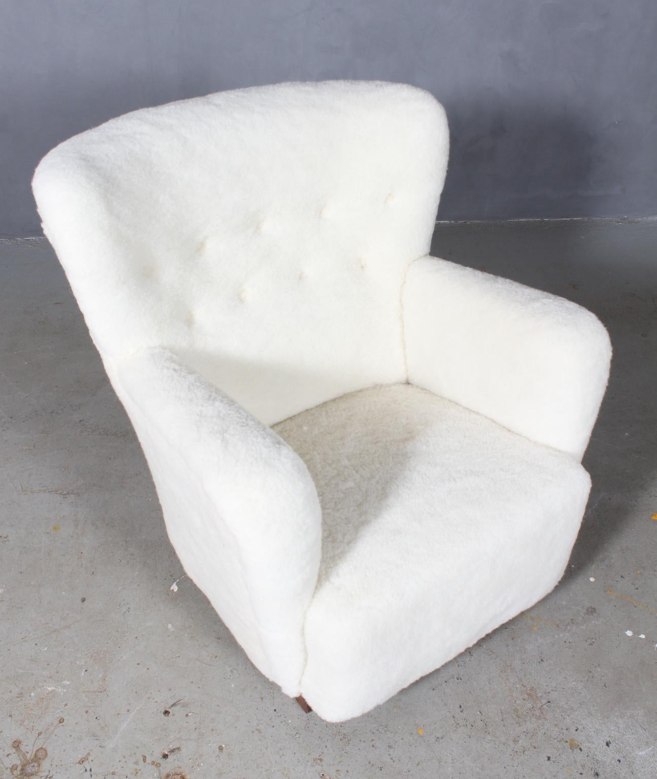 Danish cabinetmaker lounge chair new upholstered with lamb wool.

Legs of stained beech.

Made in the 1940s.

 
