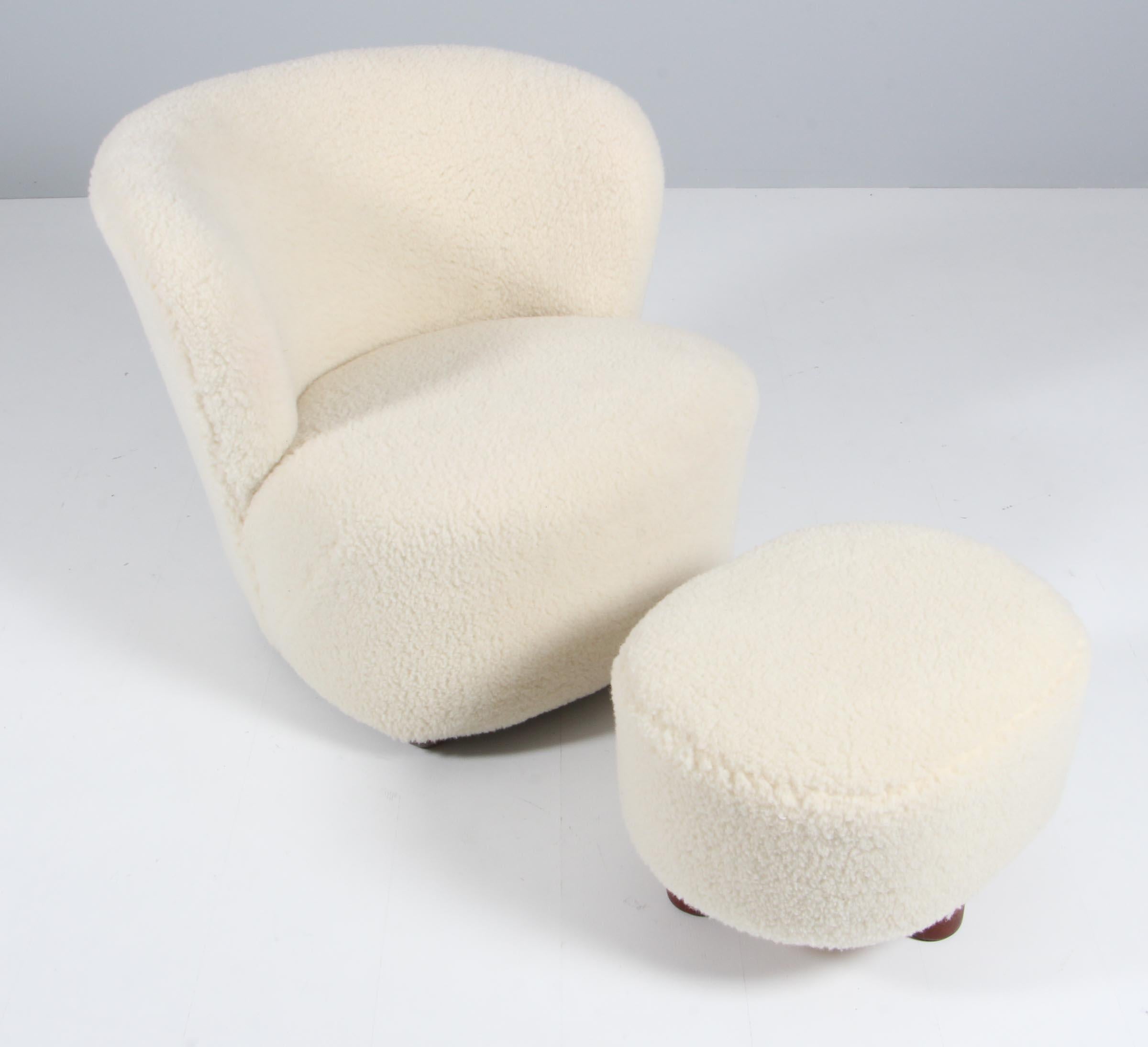 Danish cabinetmaker lounge chair new upholstered with lambswool. With ottoman.

Legs of stained beech.

Made in the 1940s.

