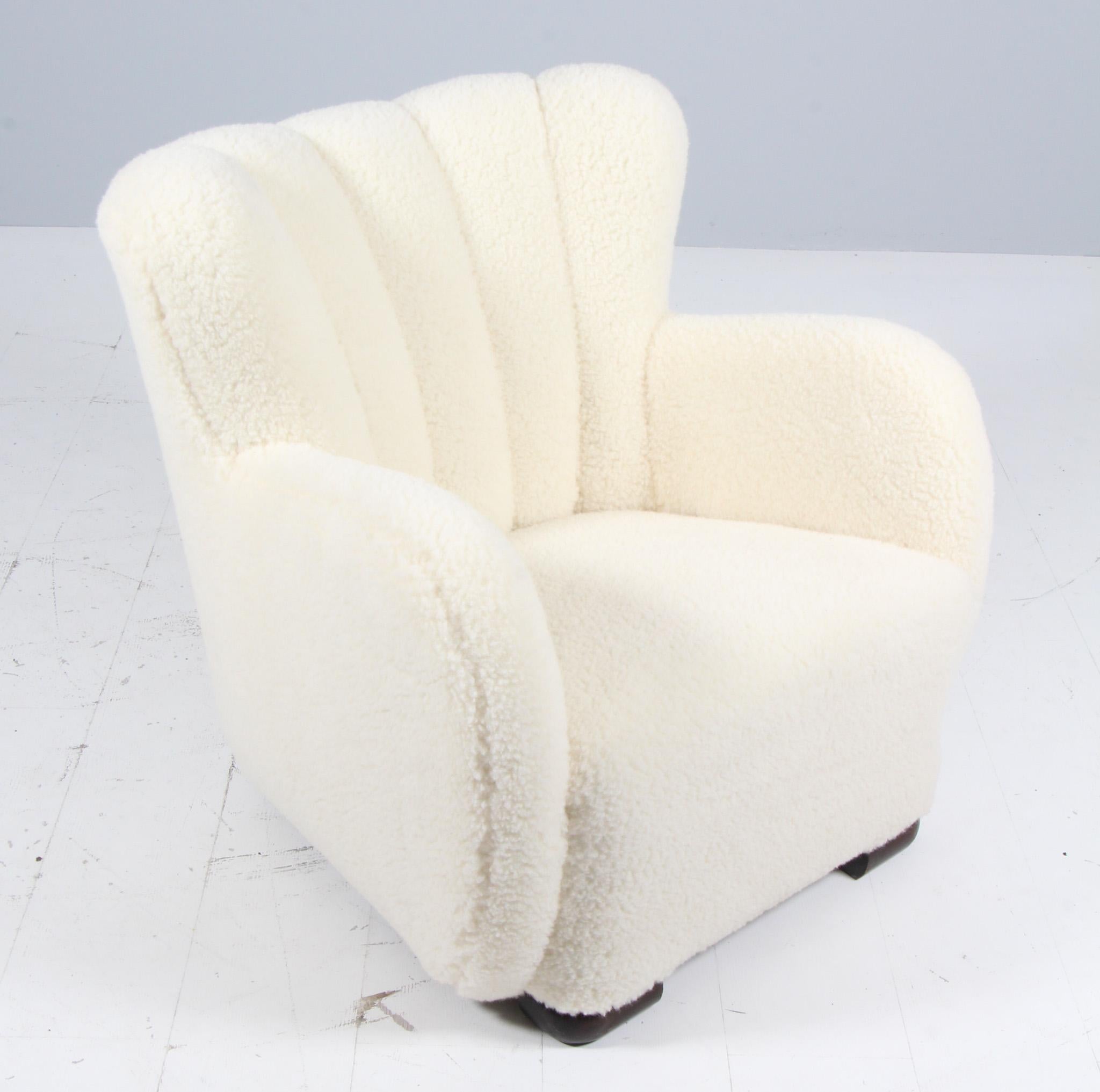 Sillón de ebanista danés nuevo tapizado con lana de cordero.

Patas de haya teñida.

Fabricado en la década de 1940.

 