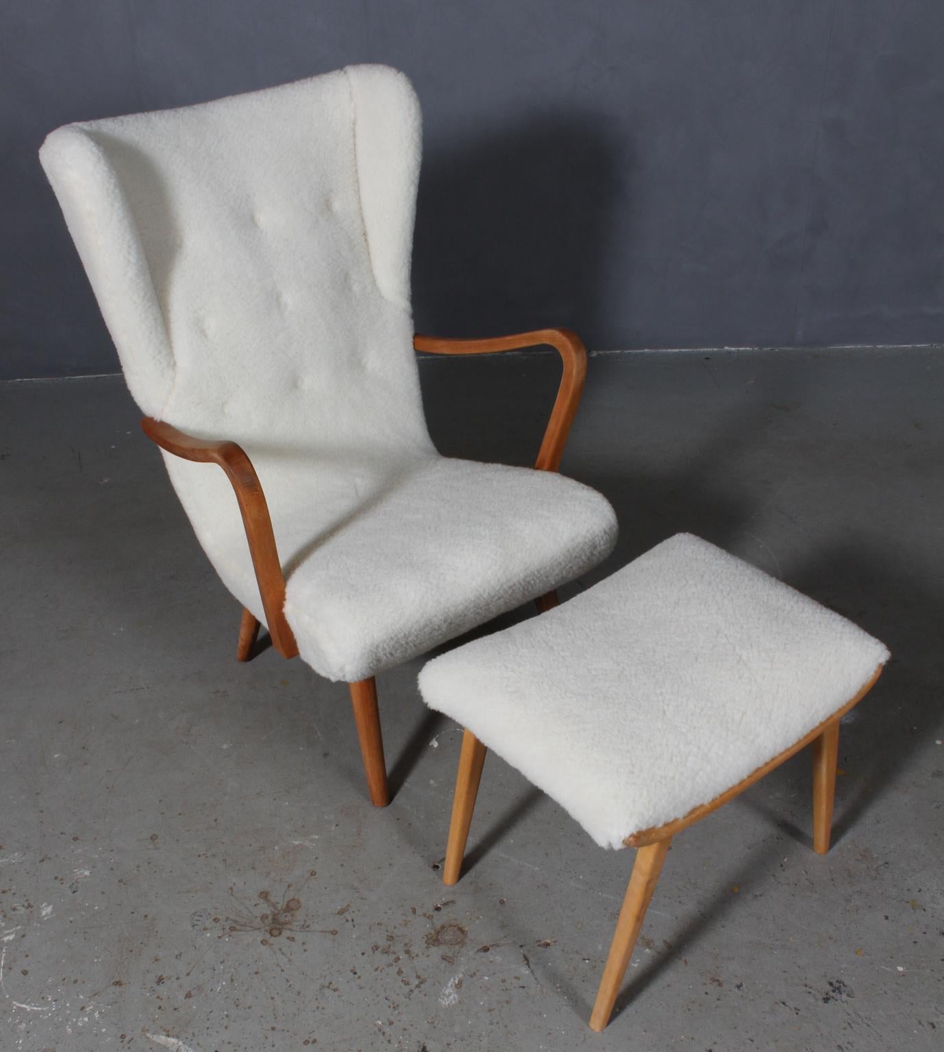 Danish cabinetmaker lounge chair new upholstered with lambswool. With ottoman.

Legs and armrests of beech.

Made in the 1940s.

