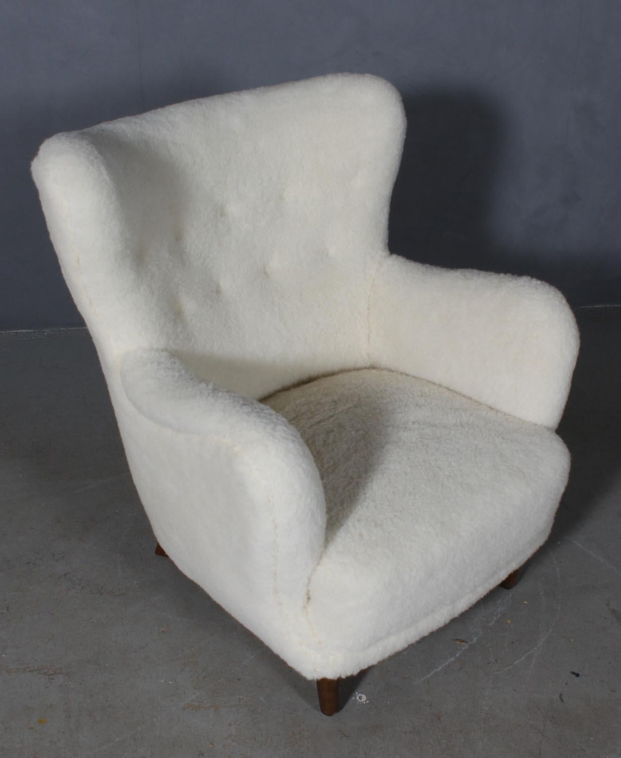 Danish cabinetmaker lounge chair new upholstered with lambwool.

Legs of stained beech.

Made in the 1940s.

  