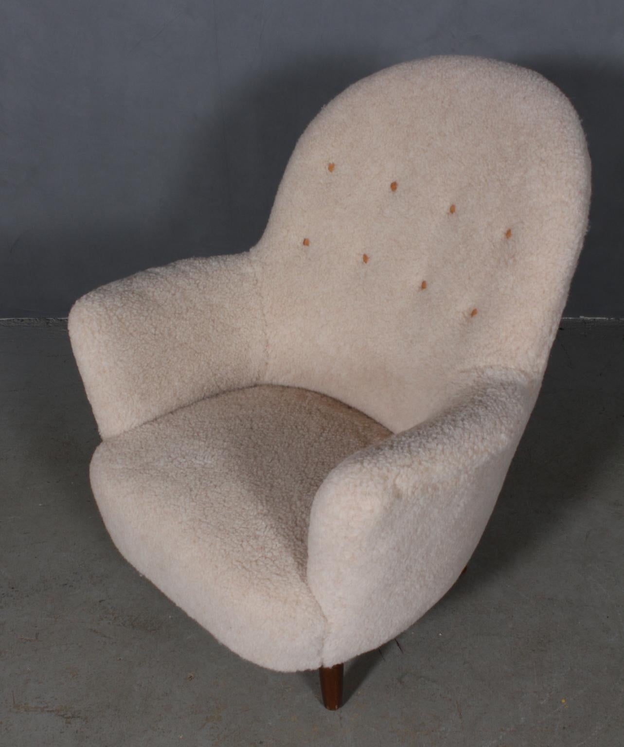 Danish cabinetmaker lounge chair new upholstered with lambwool. Buttons of leather.

Legs of stained beech.

Made in the 1940s.

