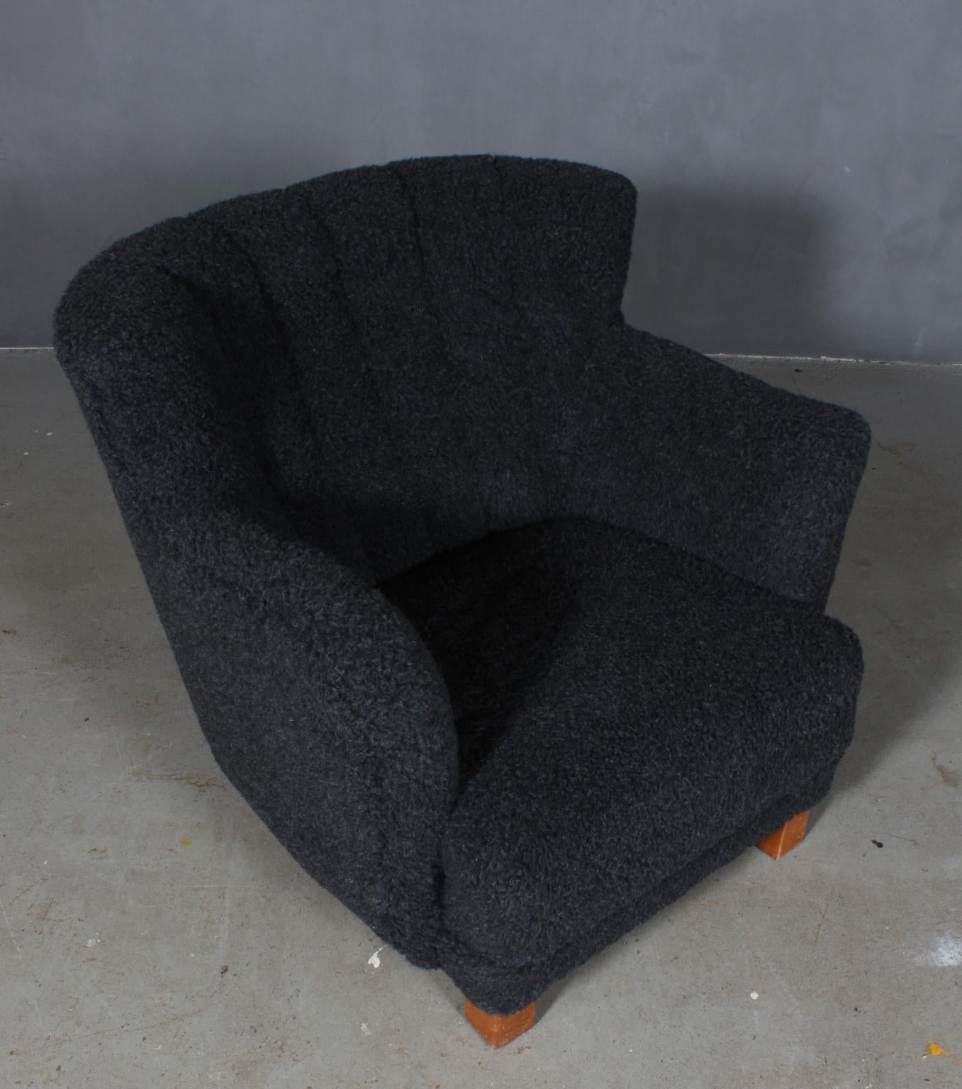 Danish cabinetmaker lounge chair new upholstered with lambwool.

Legs of beech.

Made in the 1940s.

 