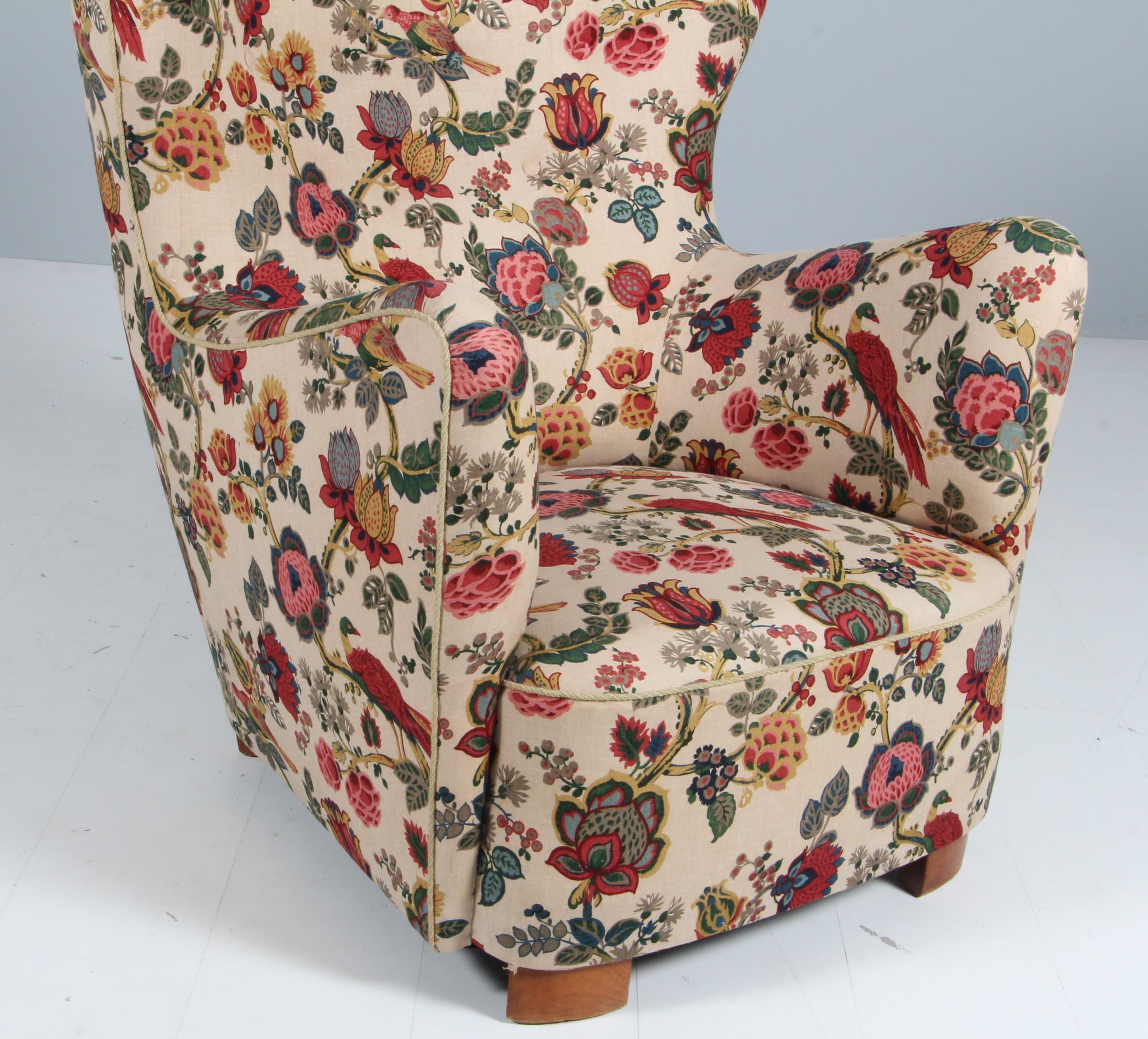 Danish cabinetmaker lounge chair with fabric with floral and birds motiv.

Legs of stained beech.