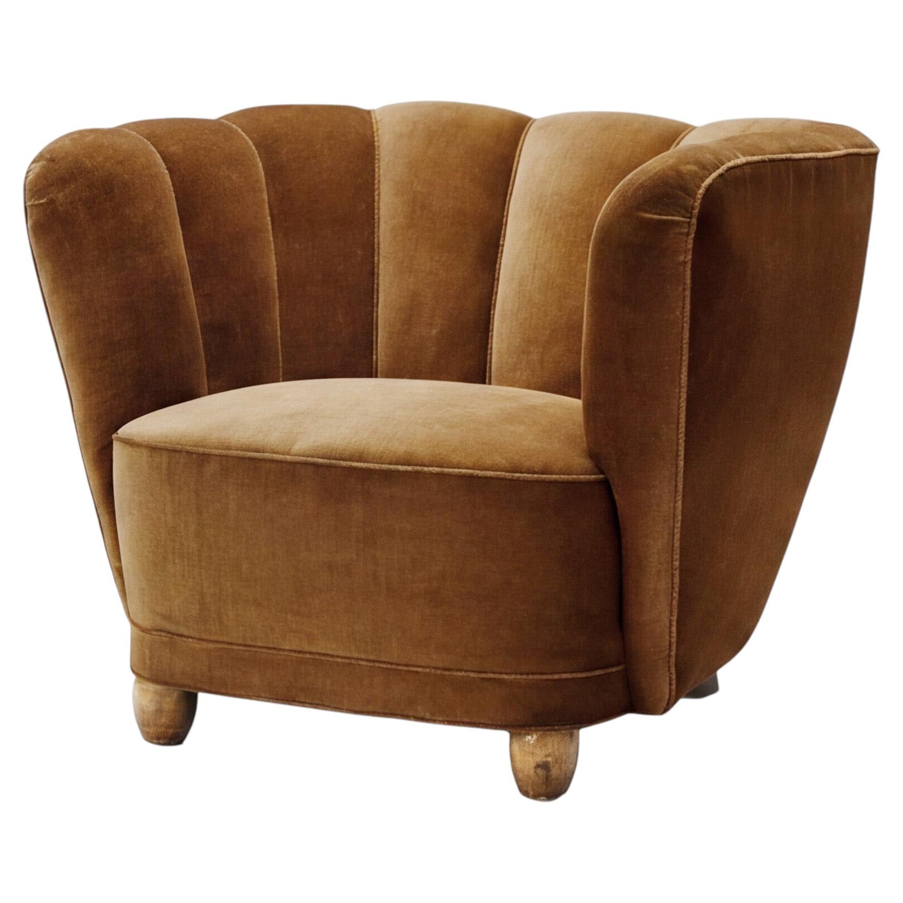 Poltrona da salotto di un ebanista danese con rivestimento in mohair, Danimarca, anni '40
