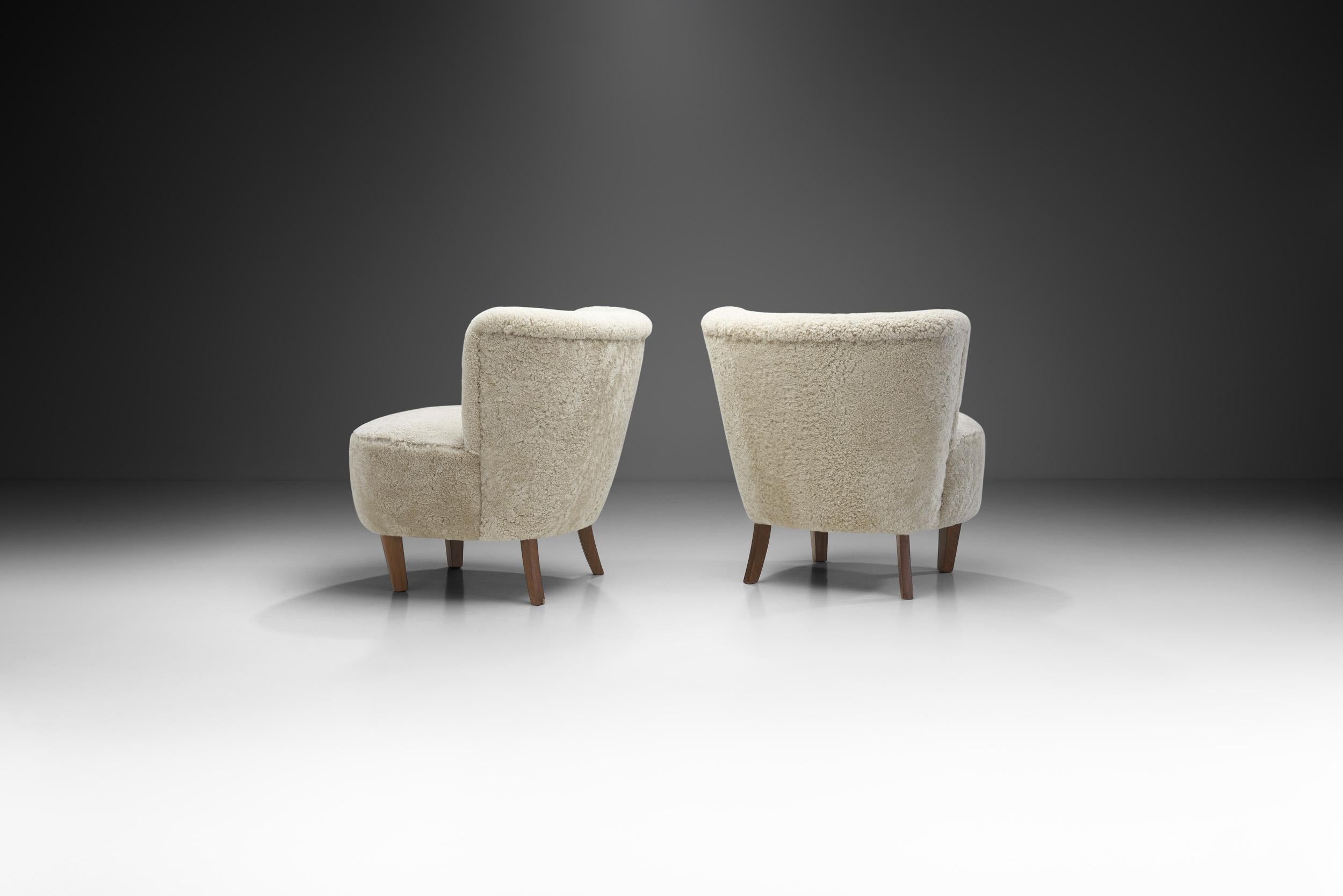 Danish Cabinetmaker Lounge Chairs Upholstered in Sheepskin, Denmark ca 1940s In Good Condition In Utrecht, NL