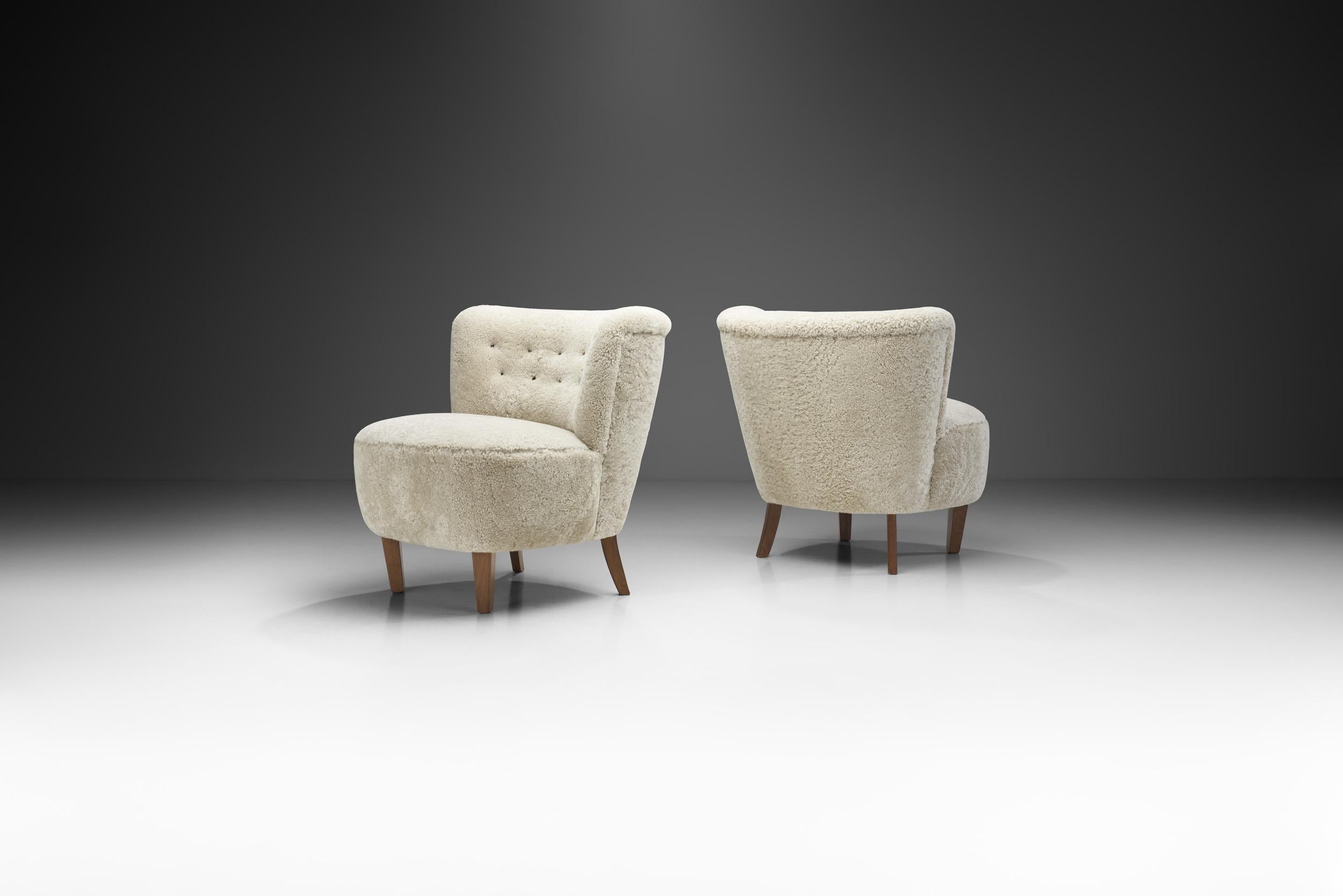 Mid-20th Century Danish Cabinetmaker Lounge Chairs Upholstered in Sheepskin, Denmark ca 1940s