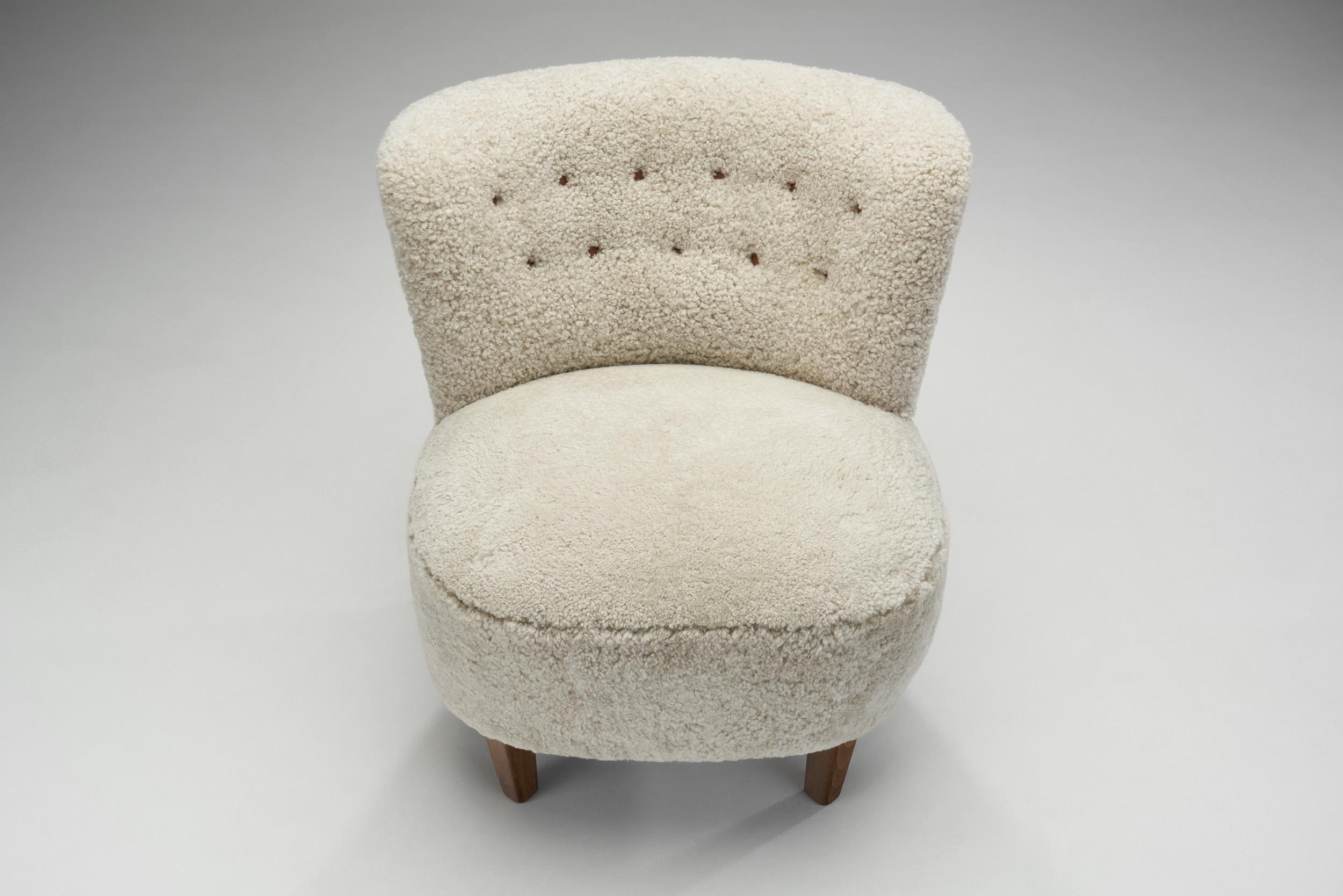 Danish Cabinetmaker Lounge Chairs Upholstered in Sheepskin, Denmark ca 1940s 1