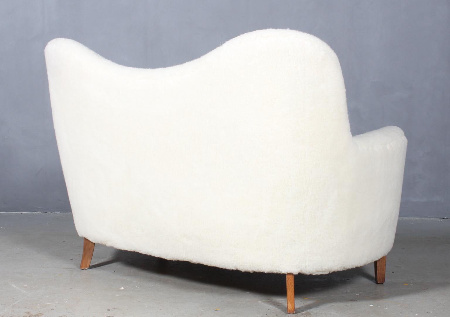 Danish cabinetmaker love seat sofa new upholstered with lambwool.

Legs of beech

Made in the 1940s.