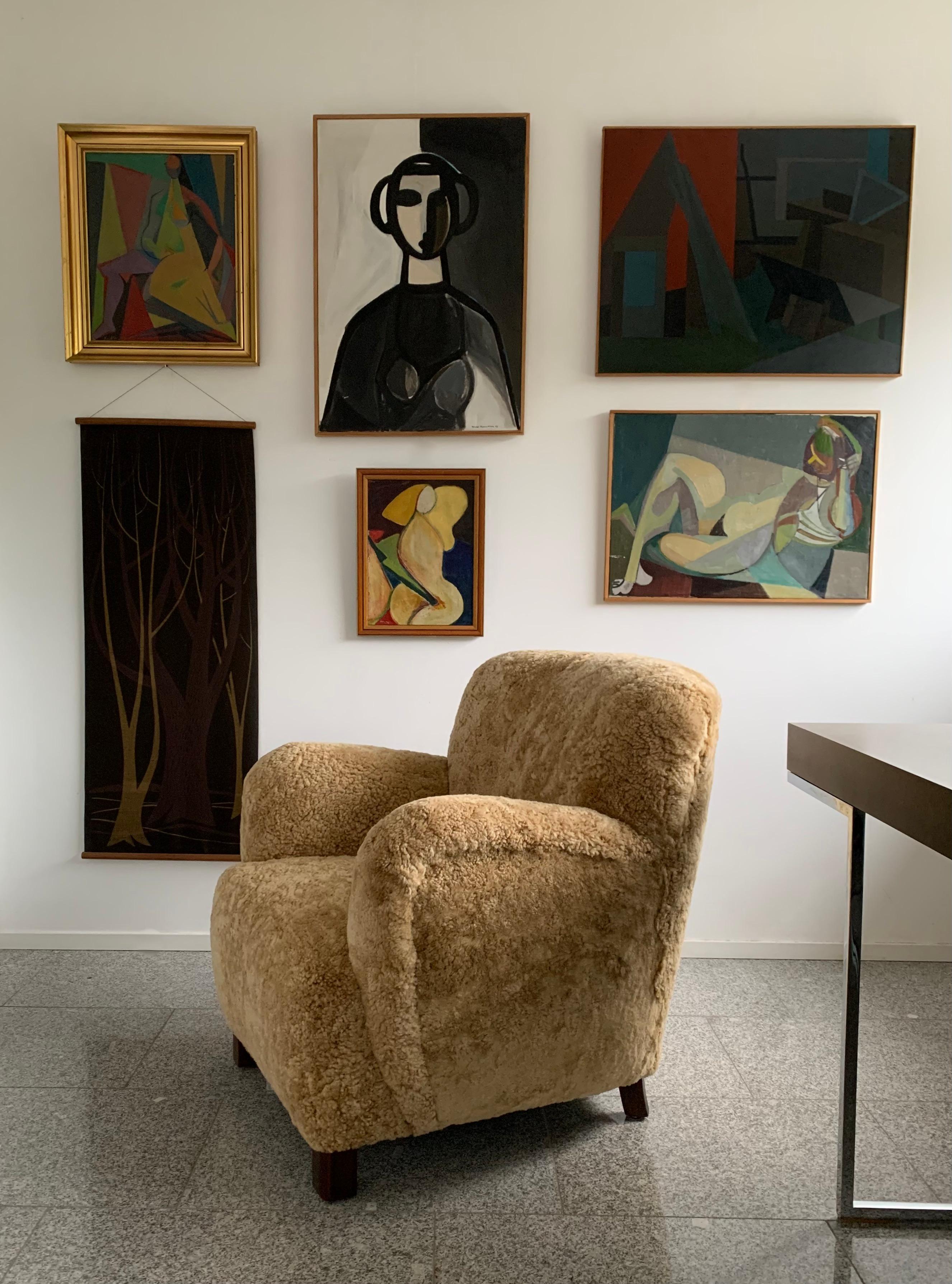 Danish cabinetmaker maple coloured shearling - sheepskin 1940's lounge chair.
A modern classic chair design with wide armrests that invite you to sit and look at as it features beautiful lines from every angle. The wide back and the very large