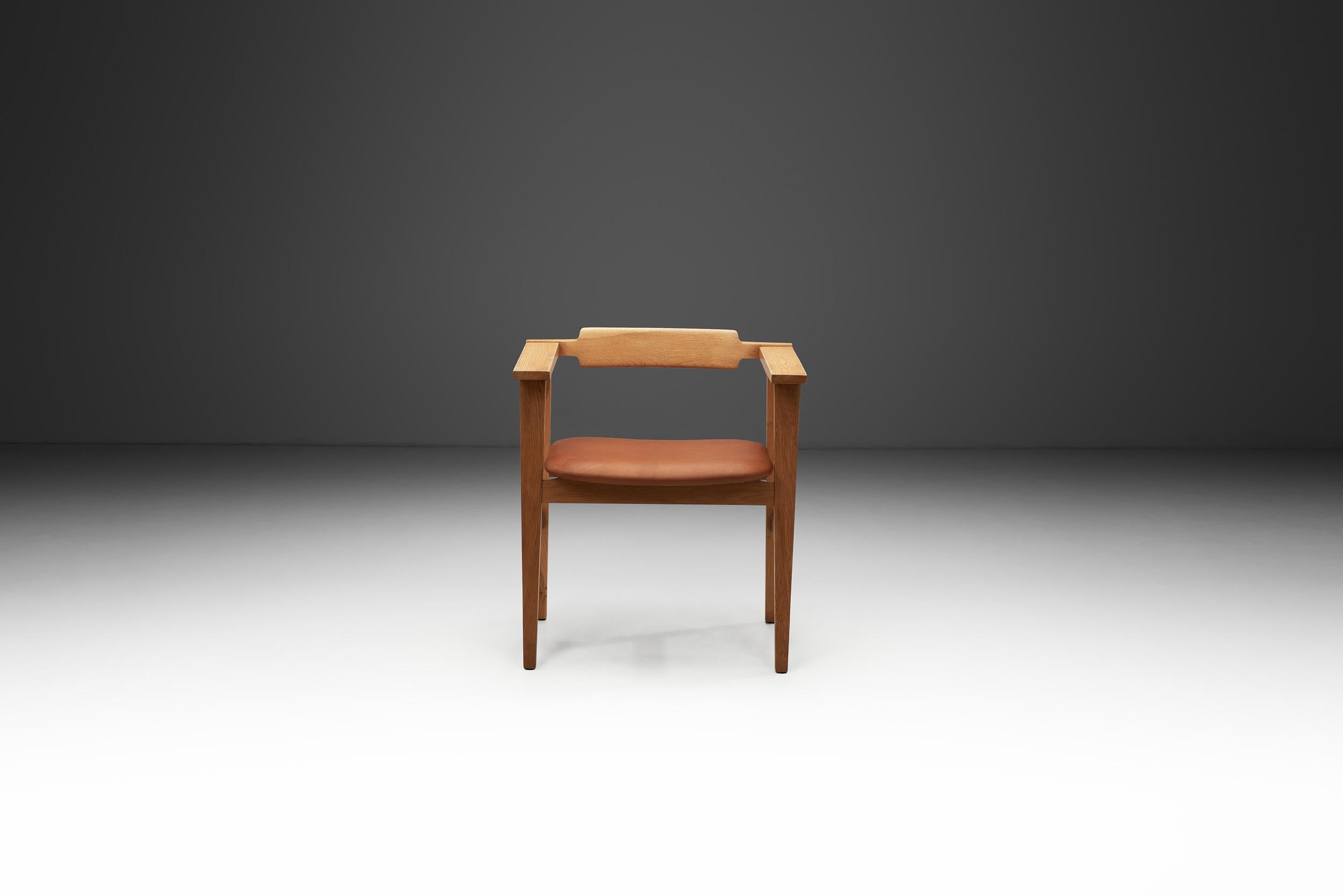 Mid-Century Modern Fauteuil d'ébéniste danois en chêne et cuir, Danemark Milieu du XXe siècle en vente