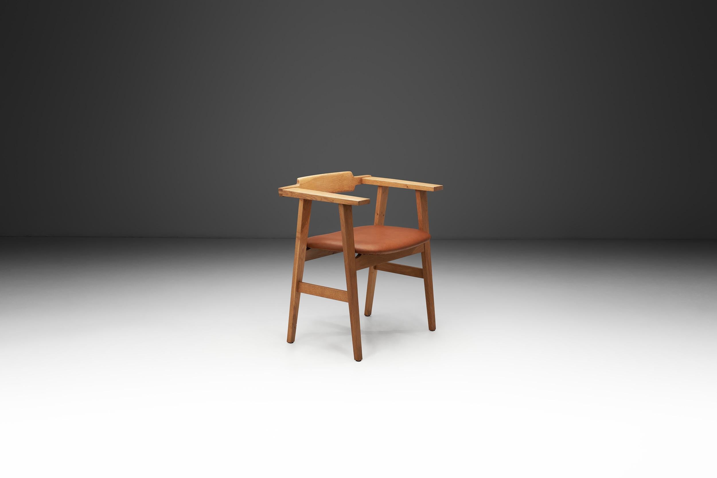 Danois Fauteuil d'ébéniste danois en chêne et cuir, Danemark Milieu du XXe siècle en vente