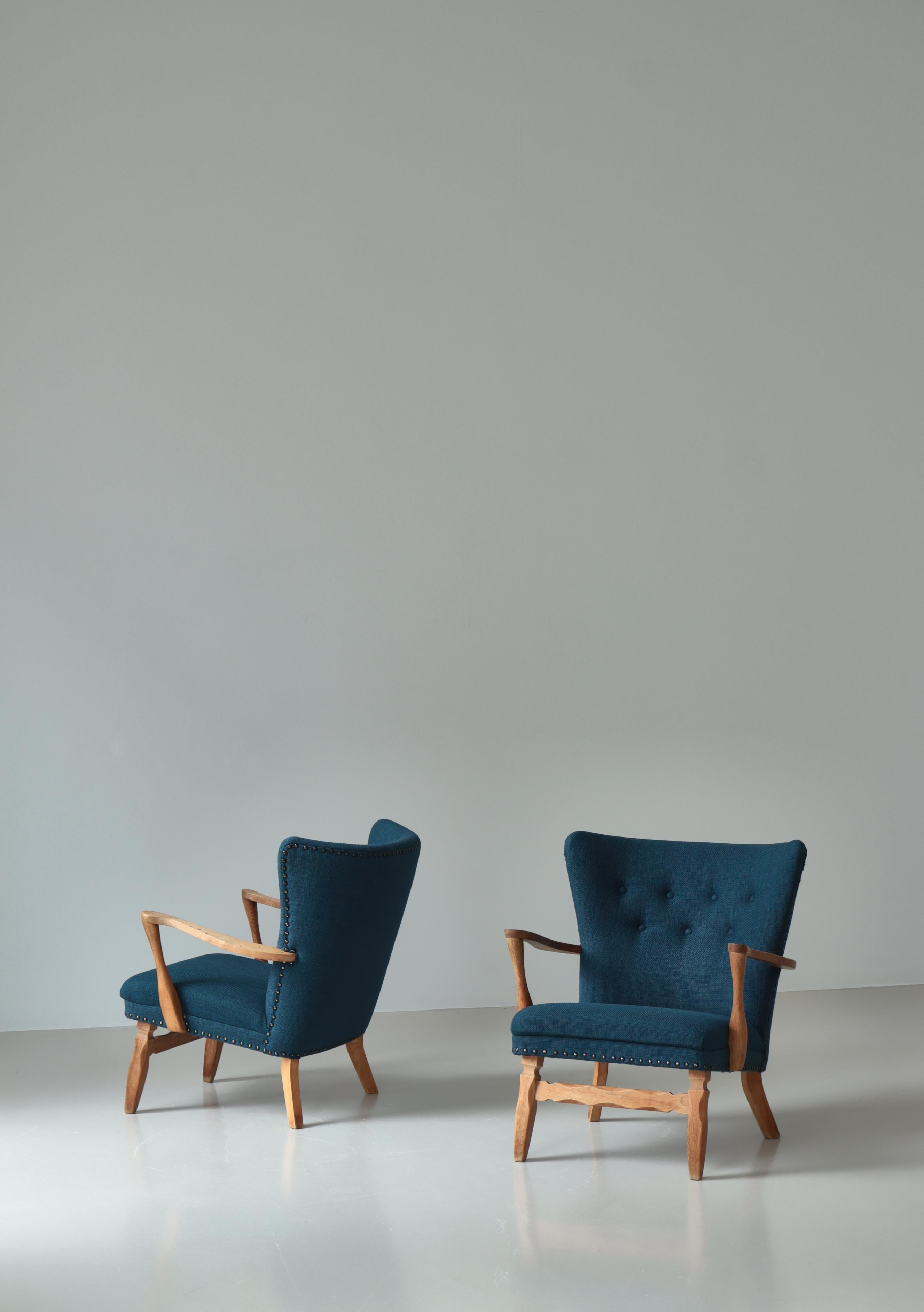 Magnifique ensemble de chaises longues réalisées par un ébéniste danois dans les années 1960. Les chaises sont exécutées en chêne massif patiné avec une patine étonnante. Les chaises conservent la laine bleu foncé d'origine et les clous en laiton.