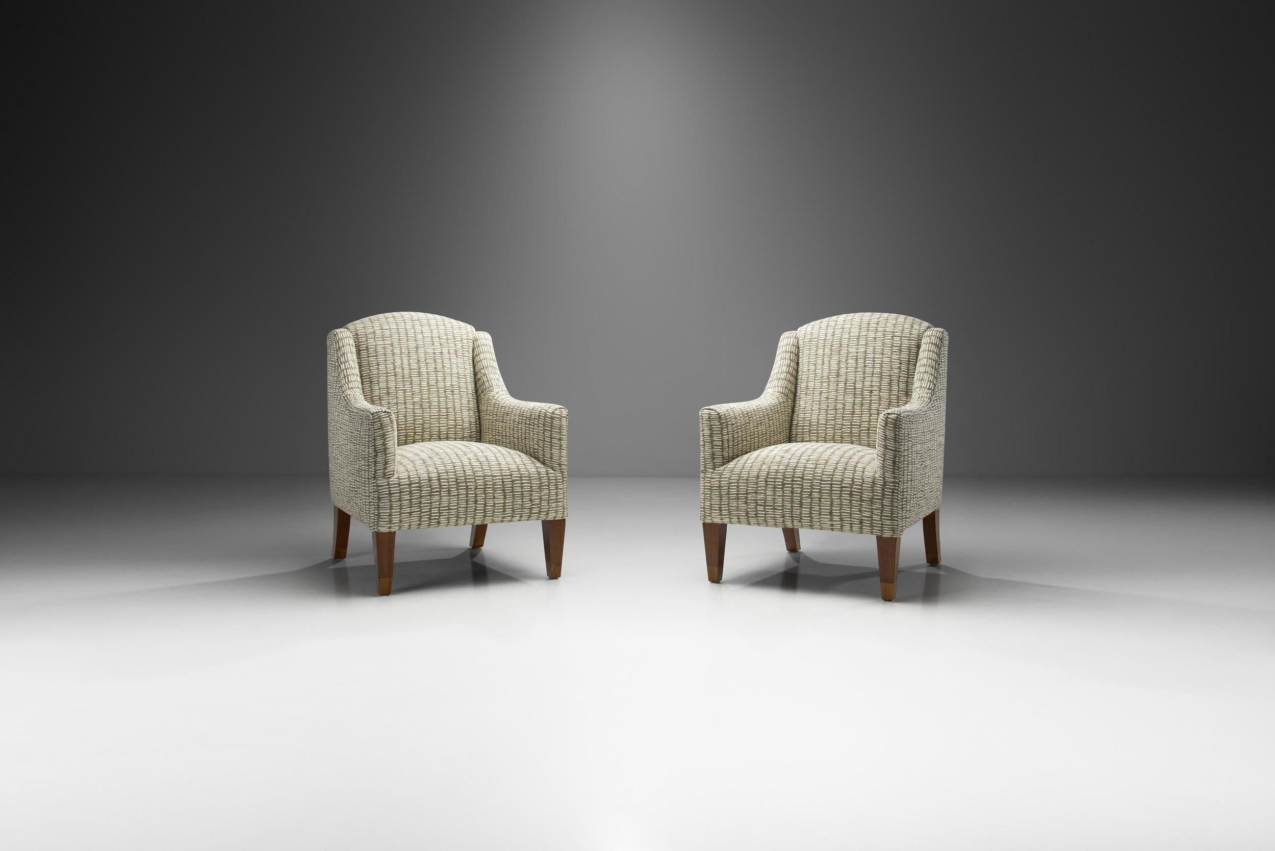 Dieses Paar Sessel aus dänischer Produktion zeichnet sich durch die besten Eigenschaften des dänischen Designs der Jahrhundertmitte aus. Von der zurückhaltenden Ästhetik bis hin zur eleganten Kombination von Materialien sind diese Stühle das