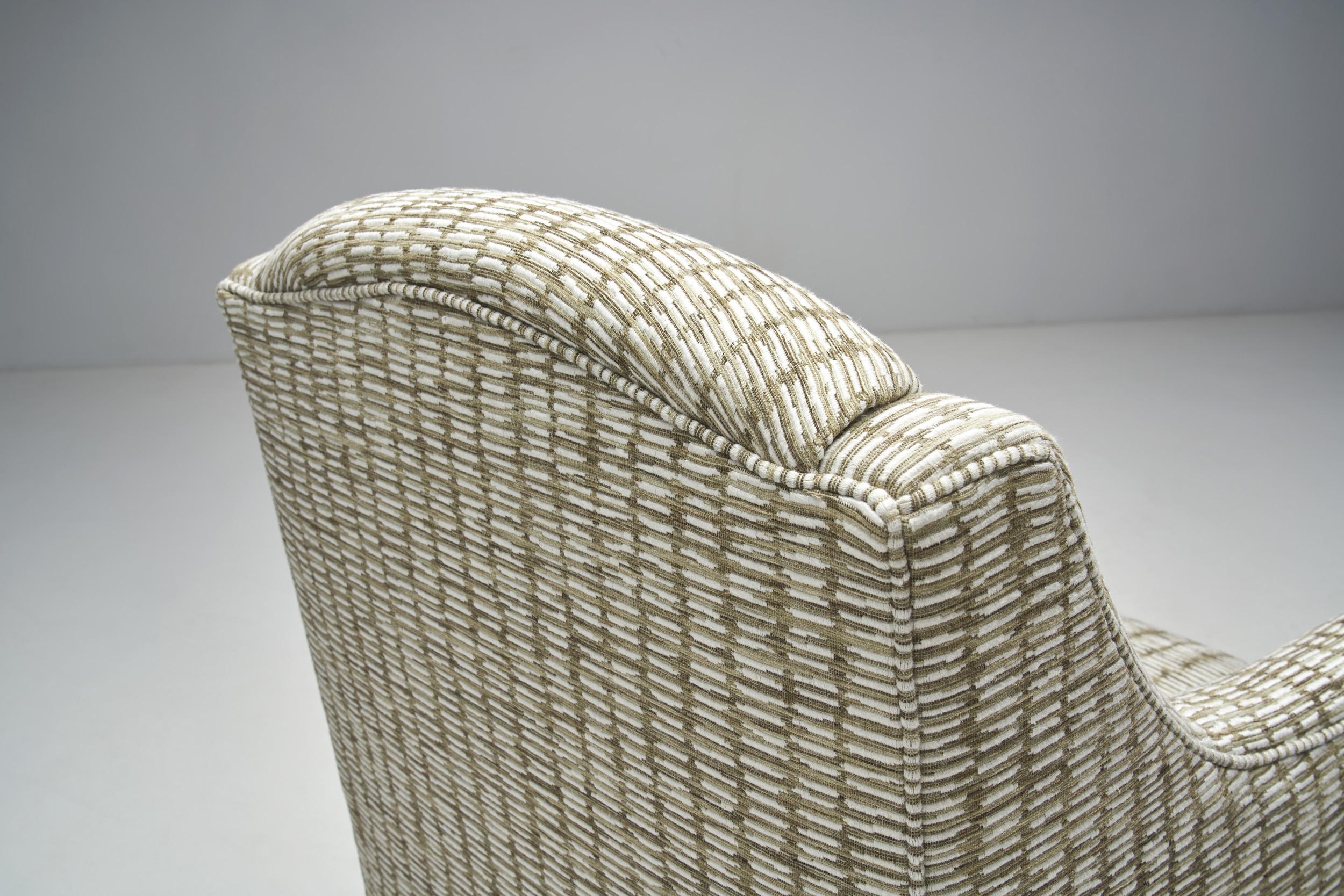 Tissu Paire de fauteuils d'ébéniste danois avec pieds en bois, Danemark, vers les années 1950 en vente