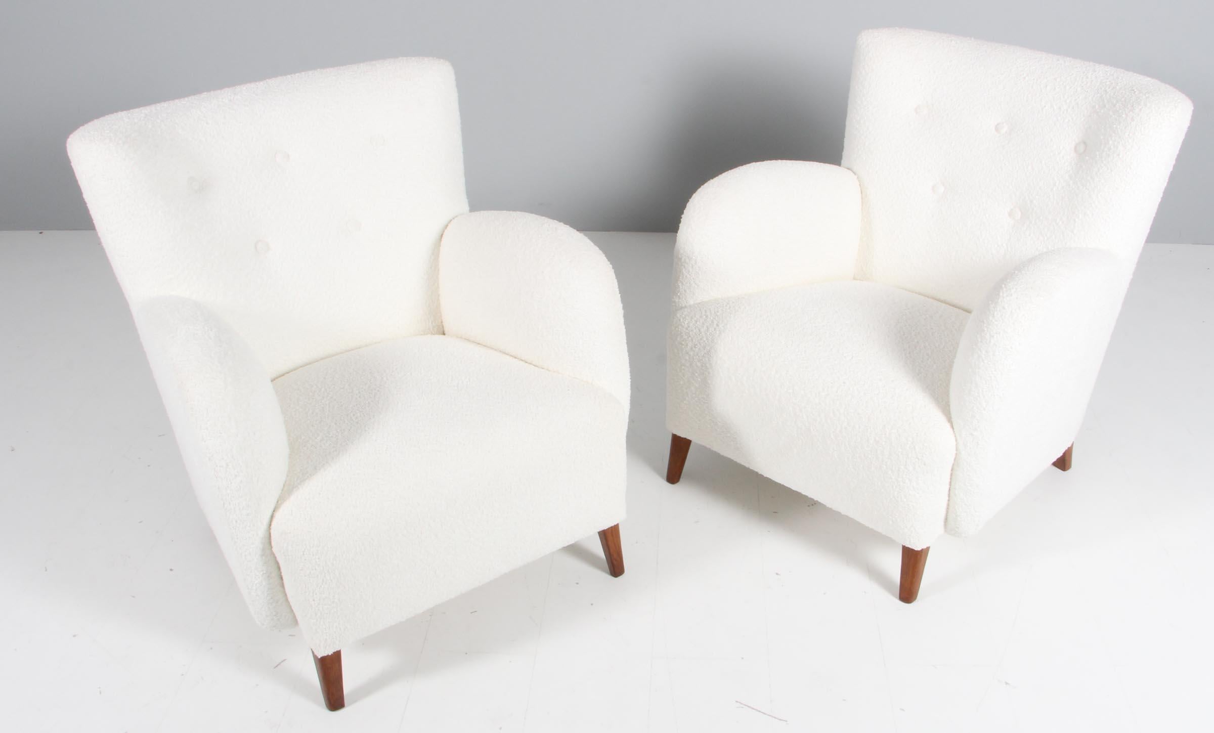 Paire de fauteuils de salon d'ébénisterie danoise nouvellement tapissés de boucle, 

Pieds en hêtre teinté et en chêne teinté.

Fabriqué dans les années 1950.

